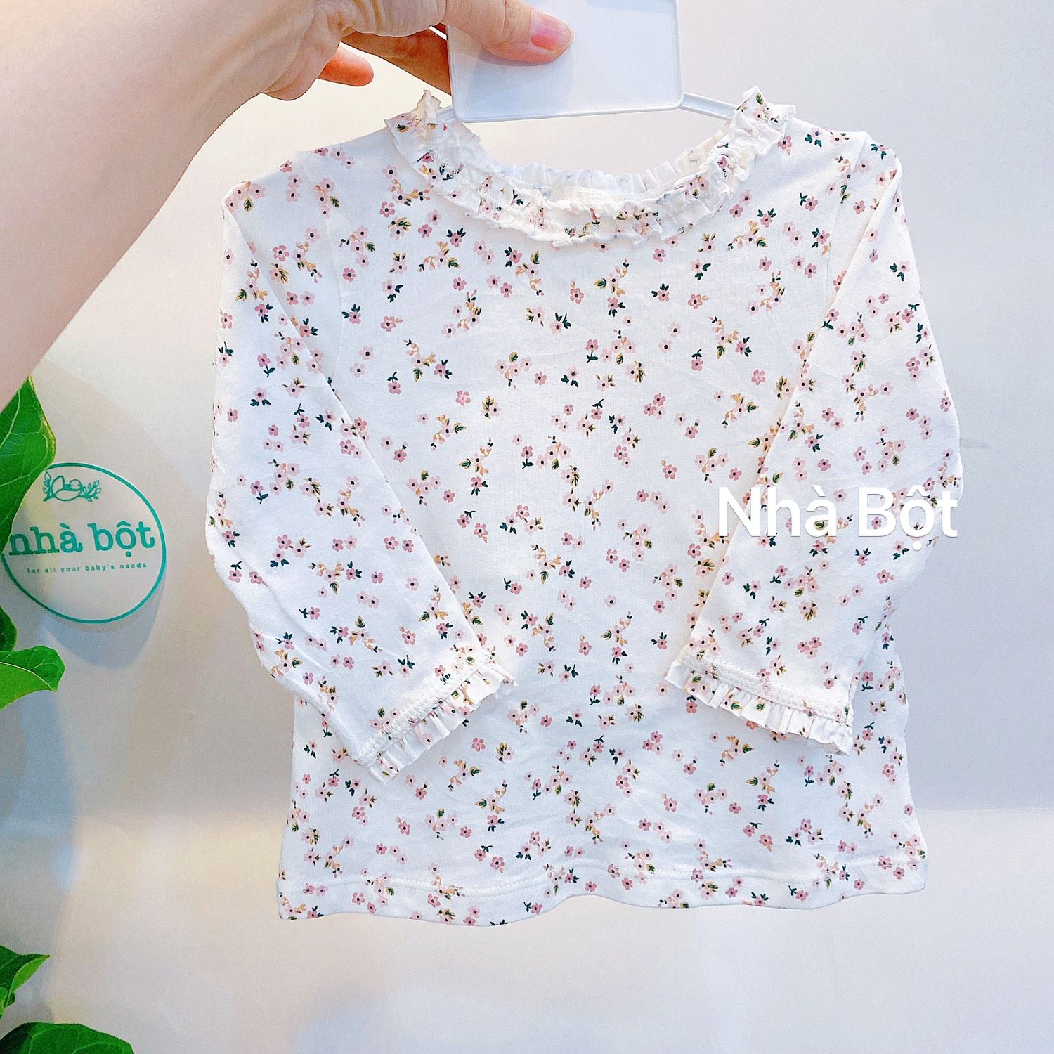 Áo tay dài HM màu trắng hoa nhí