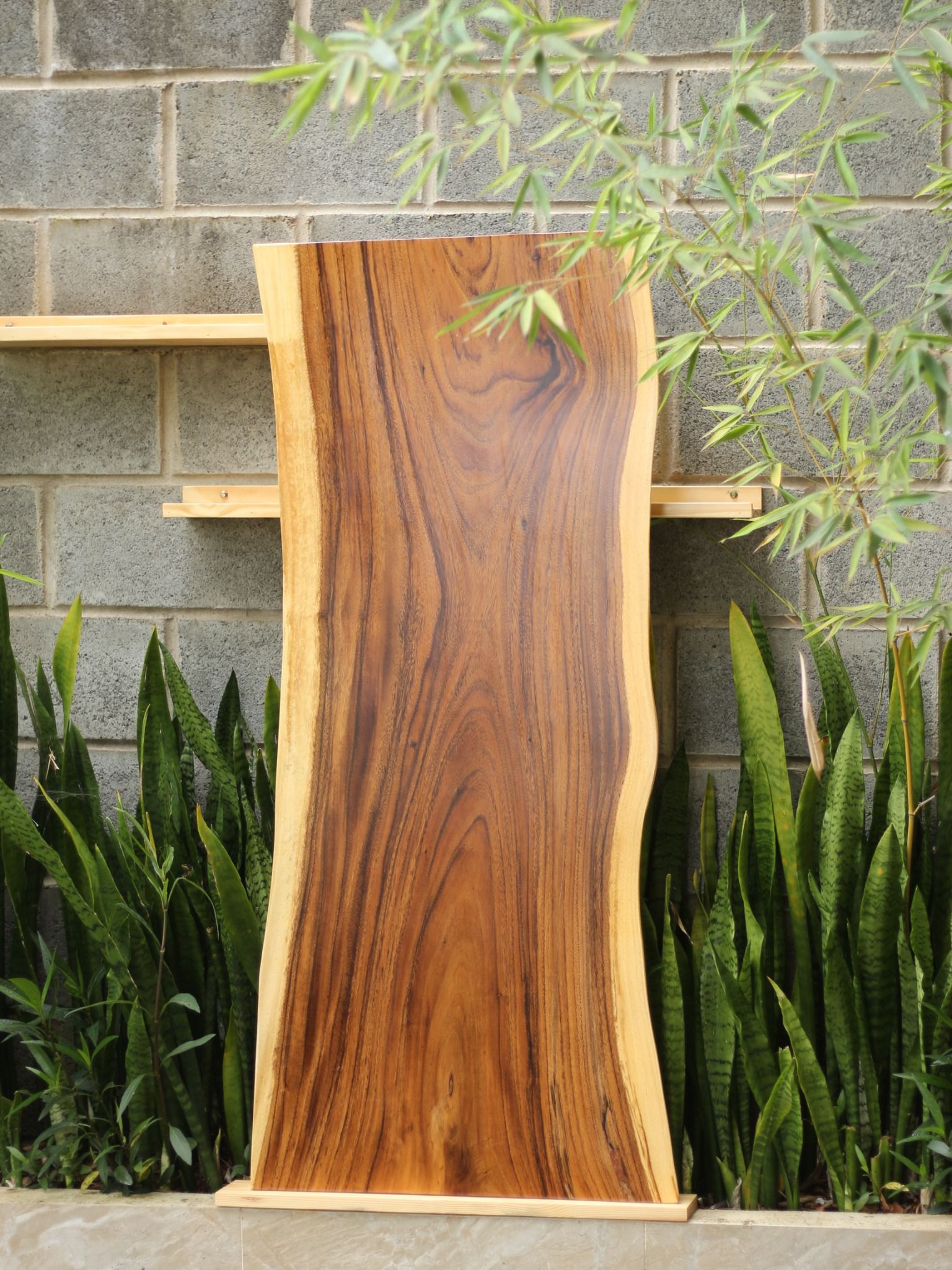 BÀN GỖ ME TÂY 140 x 64-55,5-59 x 5 cm