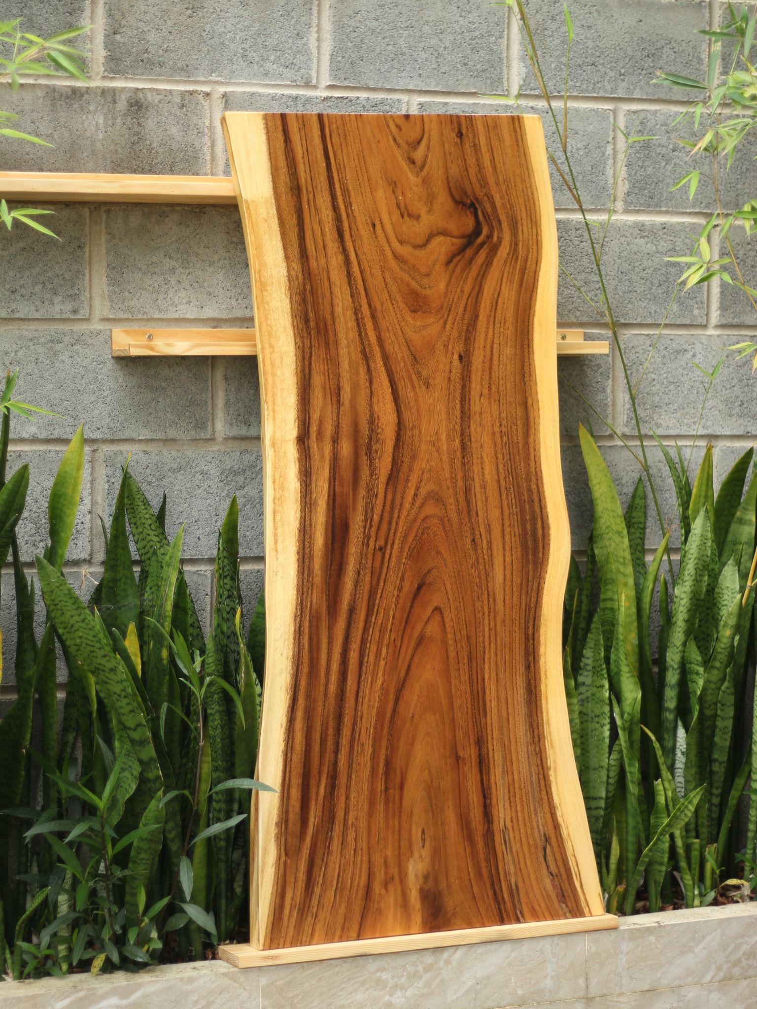 BÀN GỖ ME TÂY 140 x 64-55,5-59 x 5 cm