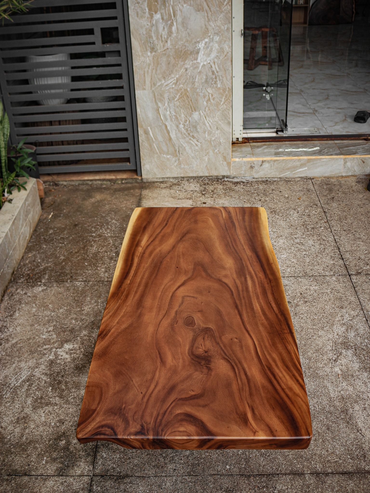 BÀN GỖ ME TÂY 120 x 59-62-63 x 4.5 cm