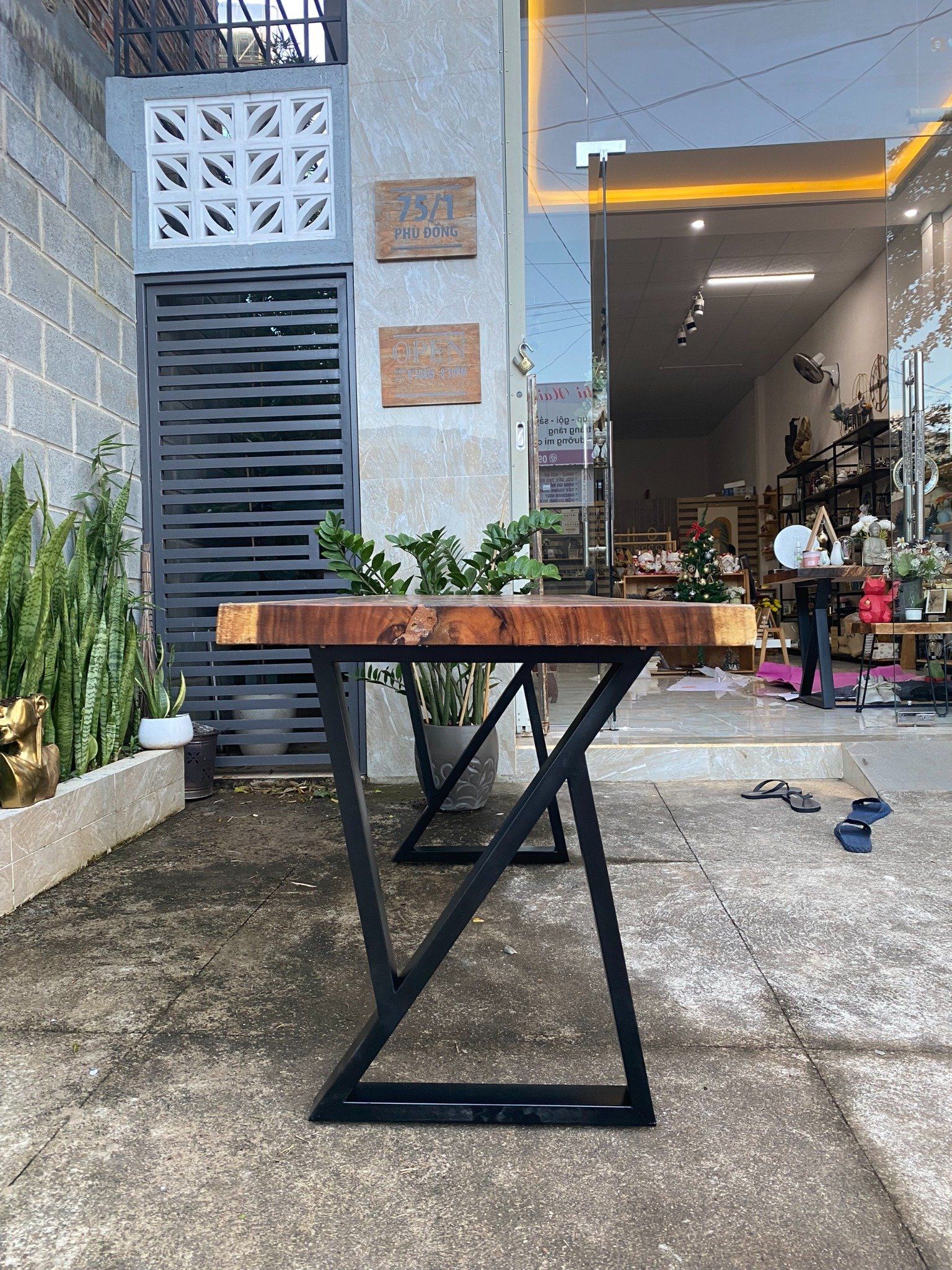 BÀN GỖ ME TÂY 160 x 65-68 x 5 cm