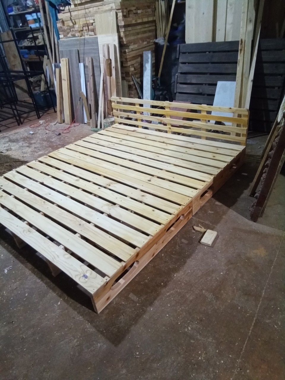 GIƯỜNG GỖ THÔNG PALLET - 8 THANH