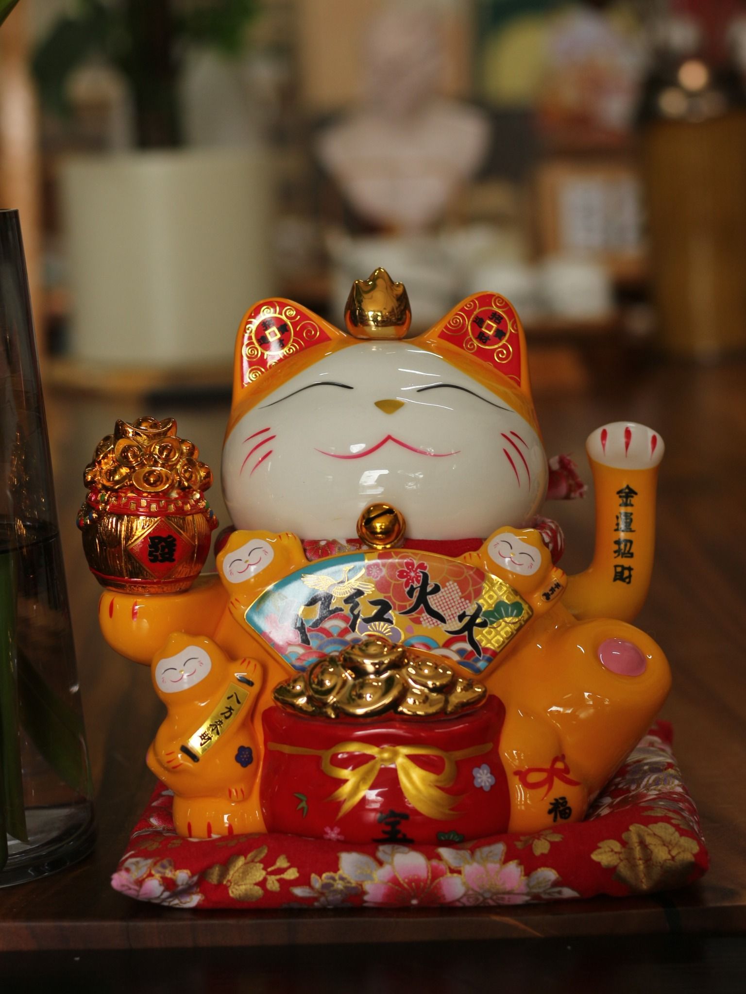 MÈO THẦN TÀI VẪY TAY VÀNG