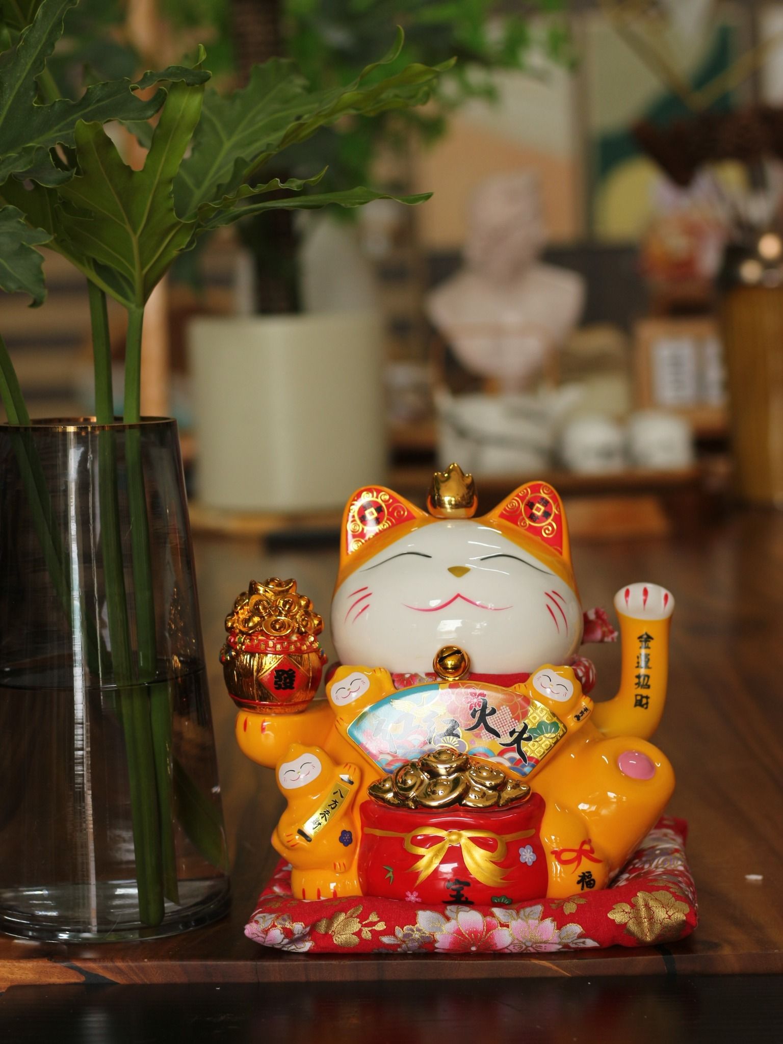 MÈO THẦN TÀI VẪY TAY VÀNG