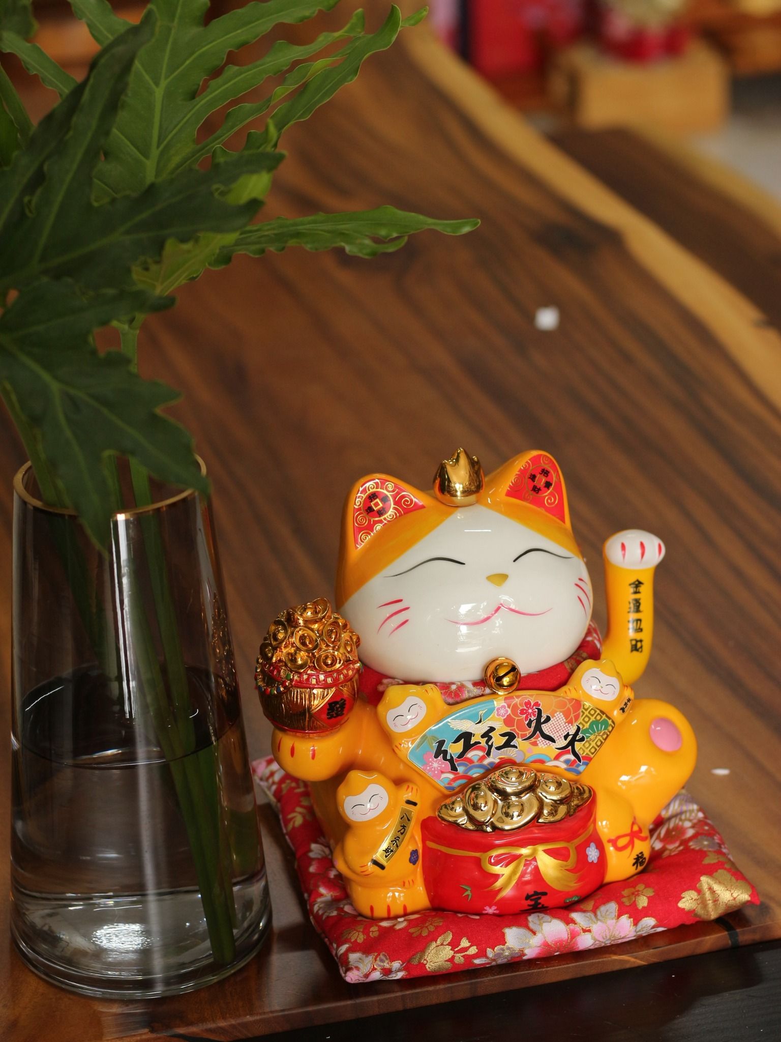MÈO THẦN TÀI VẪY TAY VÀNG