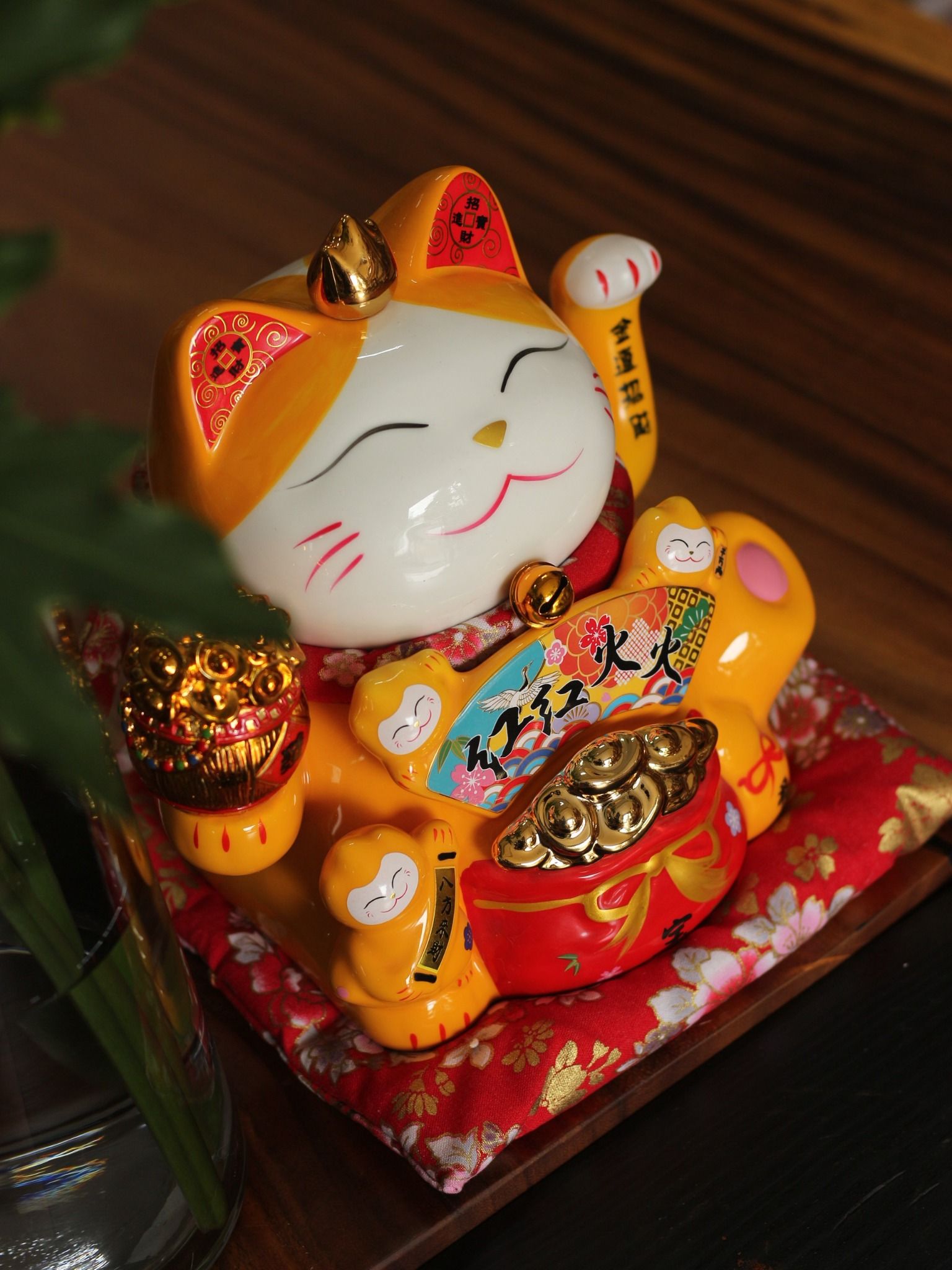 MÈO THẦN TÀI VẪY TAY VÀNG