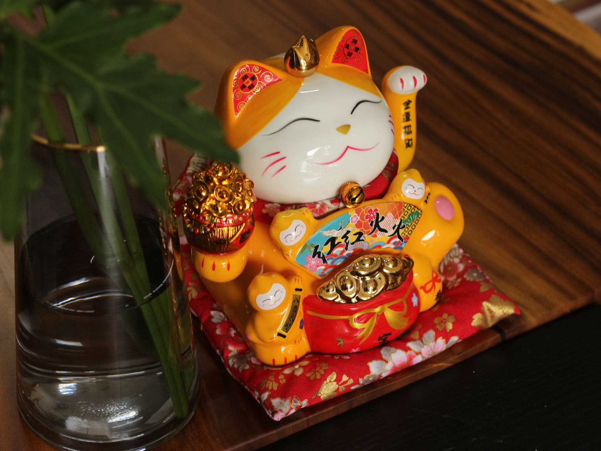 MÈO THẦN TÀI VẪY TAY VÀNG