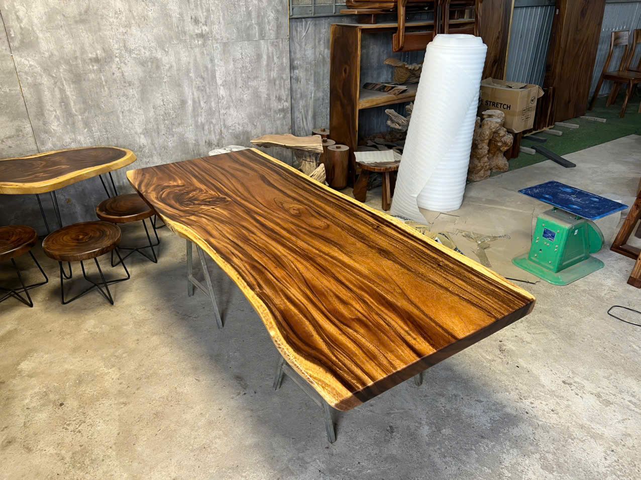 BÀN GỖ ME TÂY 180 x 72-75 x 5 cm