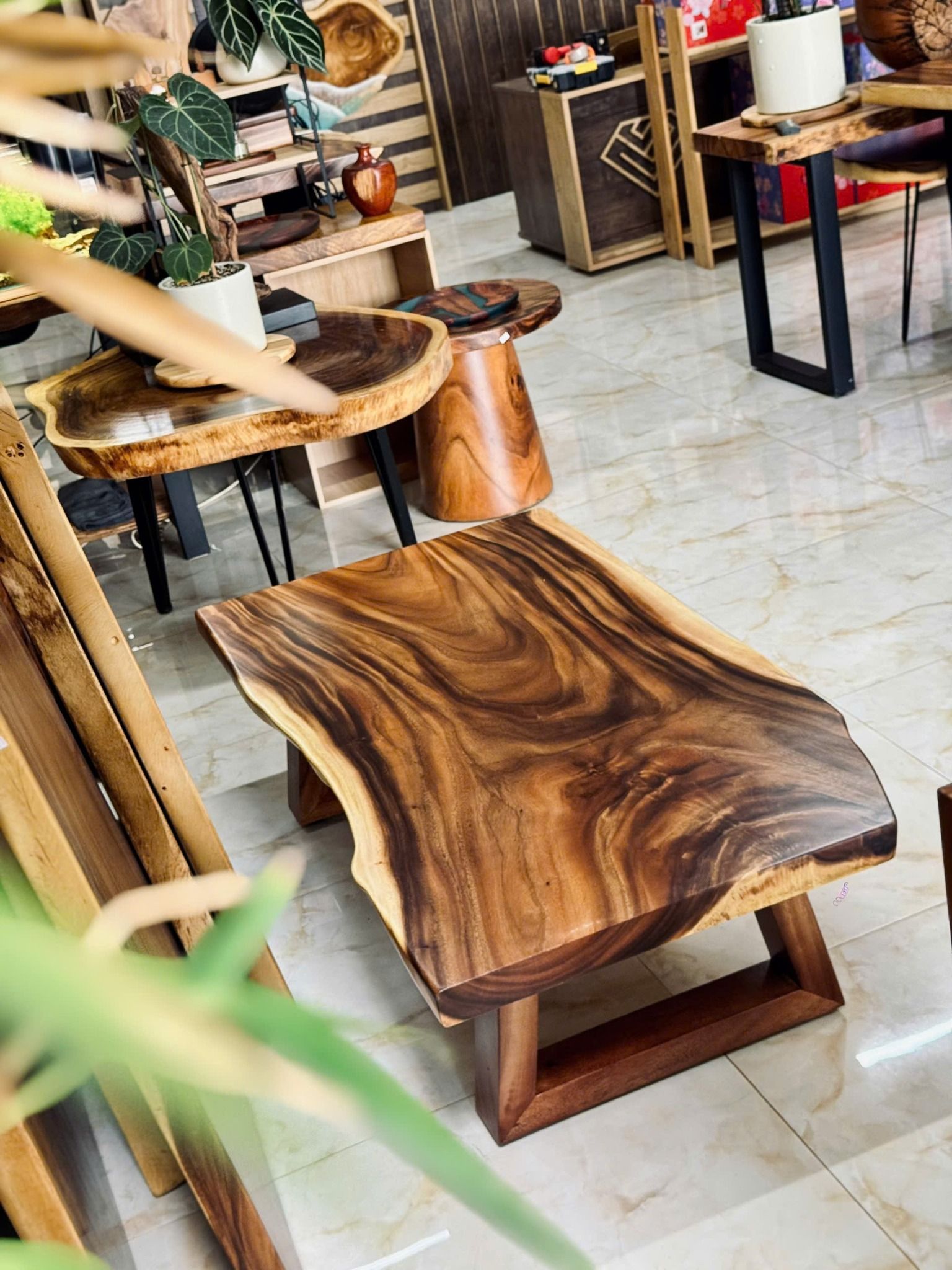 BÀN TRÀ GỖ ME TÂY 126 x 65-63-66 x 5 CM