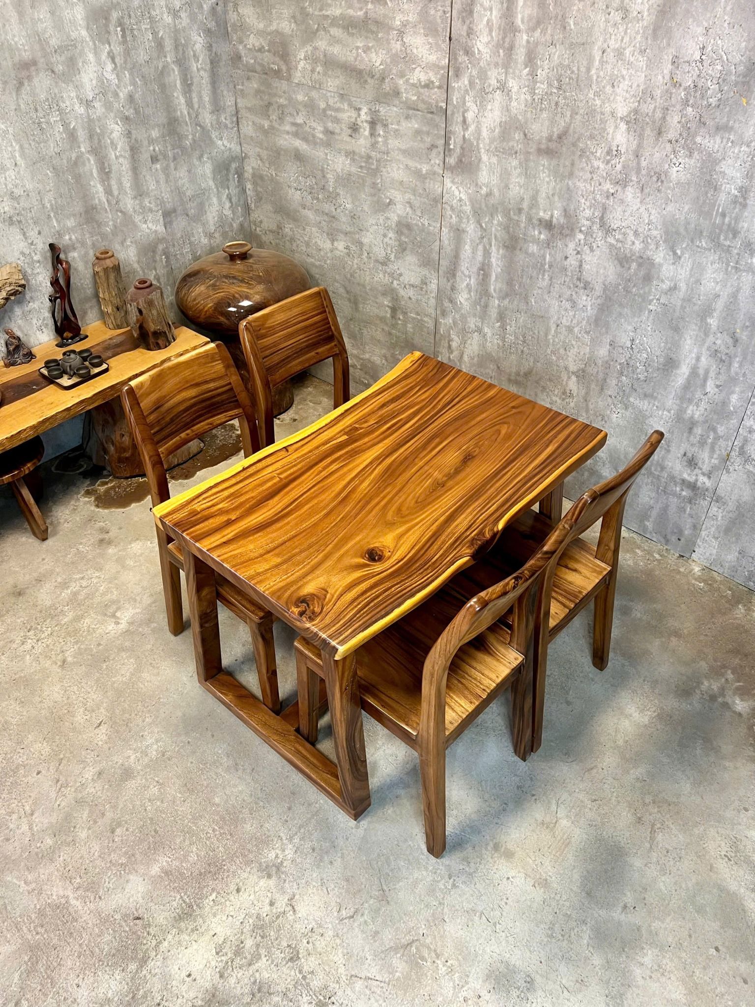 BÀN GỖ ME TÂY 106 x 65-70 x 5 cm