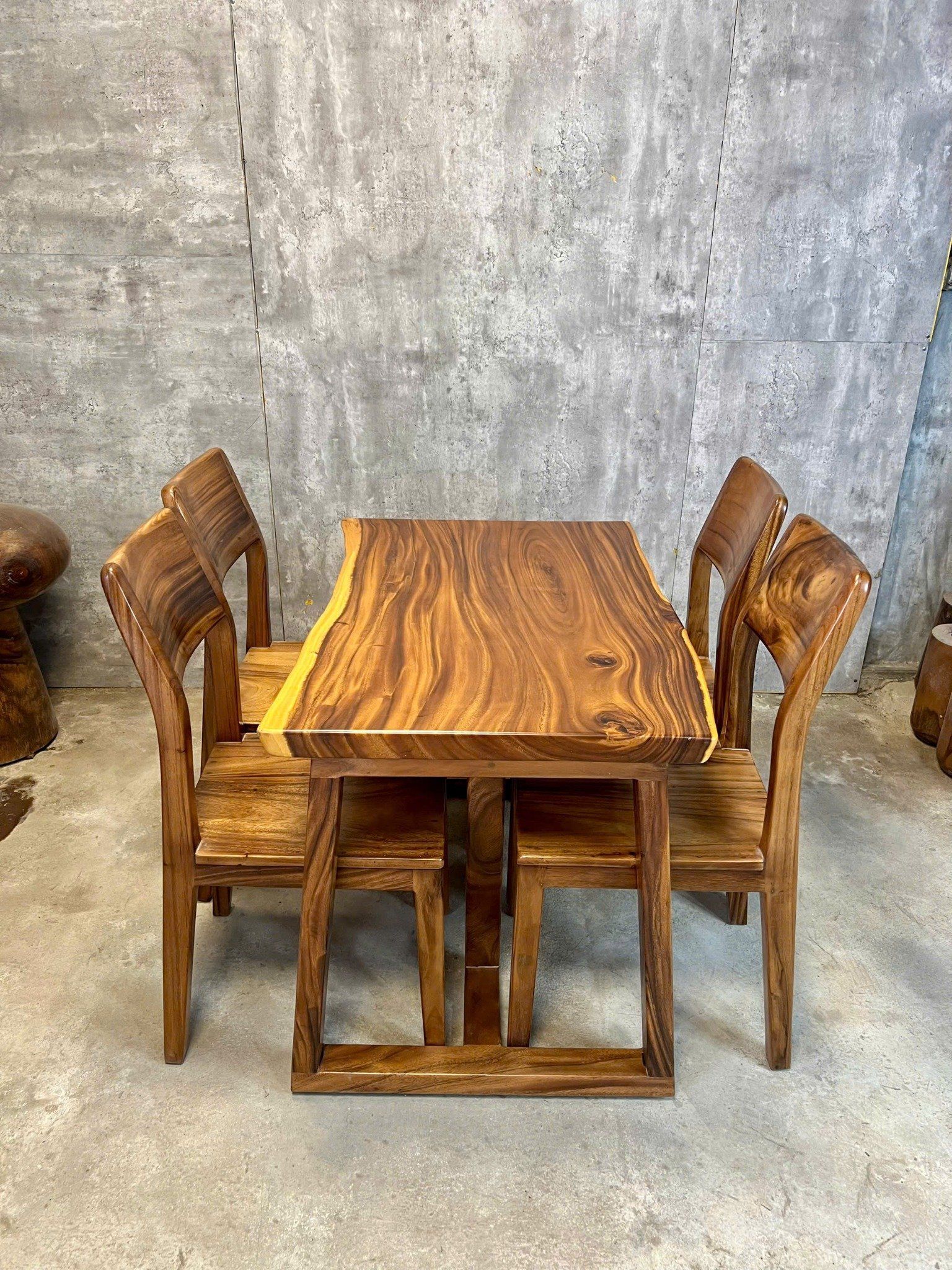 BÀN GỖ ME TÂY 106 x 65-70 x 5 cm