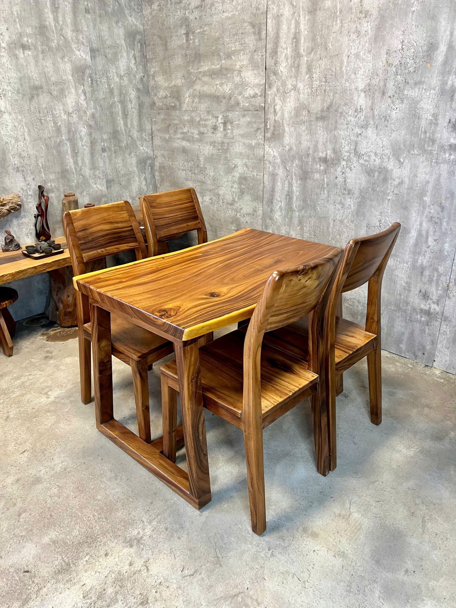 BÀN GỖ ME TÂY 106 x 65-70 x 5 cm