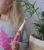 BRUSH-BABY BÀN CHẢI ĐIỆN SÓNG ÂM GOKIDZ DÙNG PIN CÓ NẮP ĐẬY TIỆN LỢI, 2 CHẾ ĐỘ LÀM SẠCH RĂNG AN TOÀN VÀ HIỆU QUẢ CHO BÉ (TỪ 3 TUỔI)