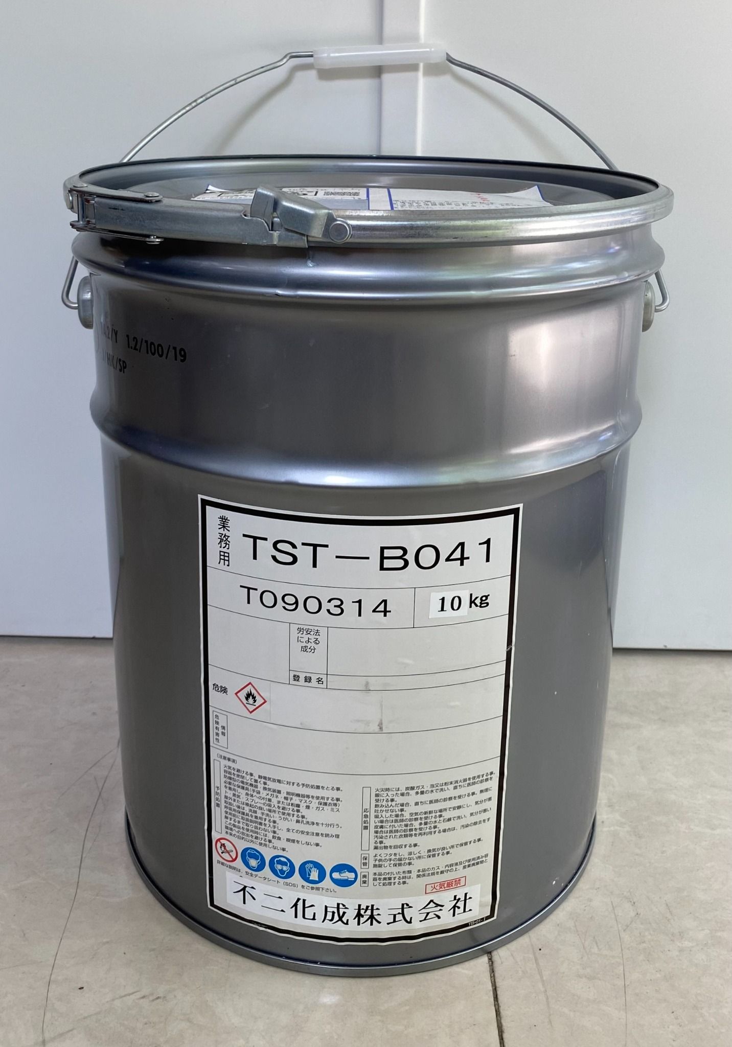 CHẤT CHỐNG NẮNG TITAN PHÂN TÁN TST-B041