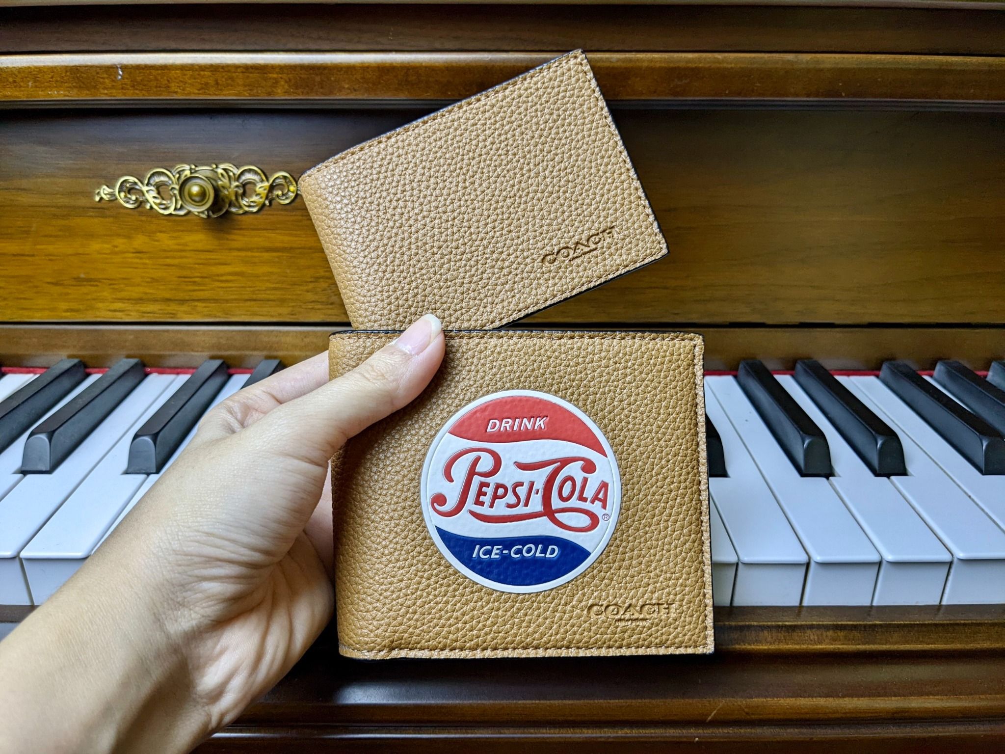1758 - HÀNG CHÍNH HÃNG - Ví Coach Ngắn Nâu Logo Pepsi Cola 850K *2024