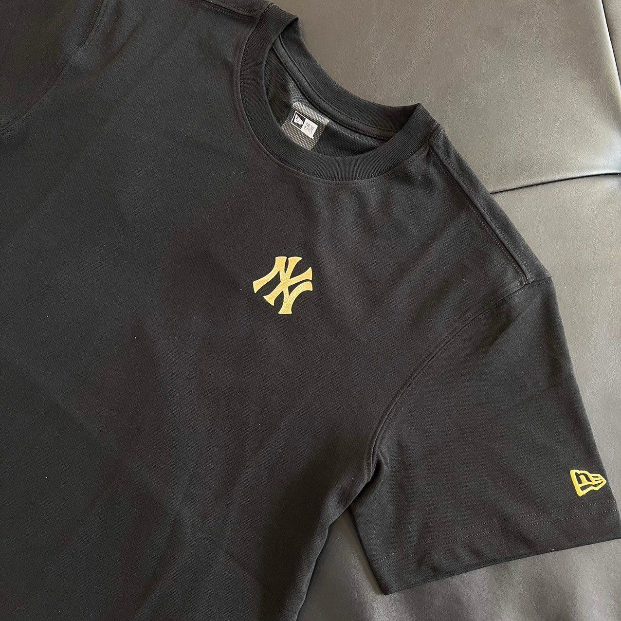 0962 - HÀNG CHÍNH HÃNG - ÁO THUN NEW ERA - NY BASIC VIỀN GOLD - ĐEN- CODE : 12360543