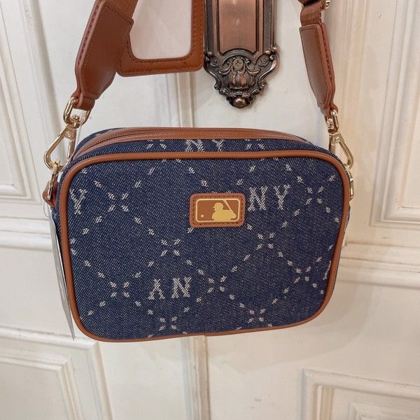 1286 - HÀNG CHÍNH HÃNG - TÚI ĐEO CHÉO ĐỰNG THẺ MLB DIAMOND MONOGRAM JQD NEW YORK YANKEES - XANH DENIM VIỀN NÂU - CODE : 7ACRMD83N - 50NYS