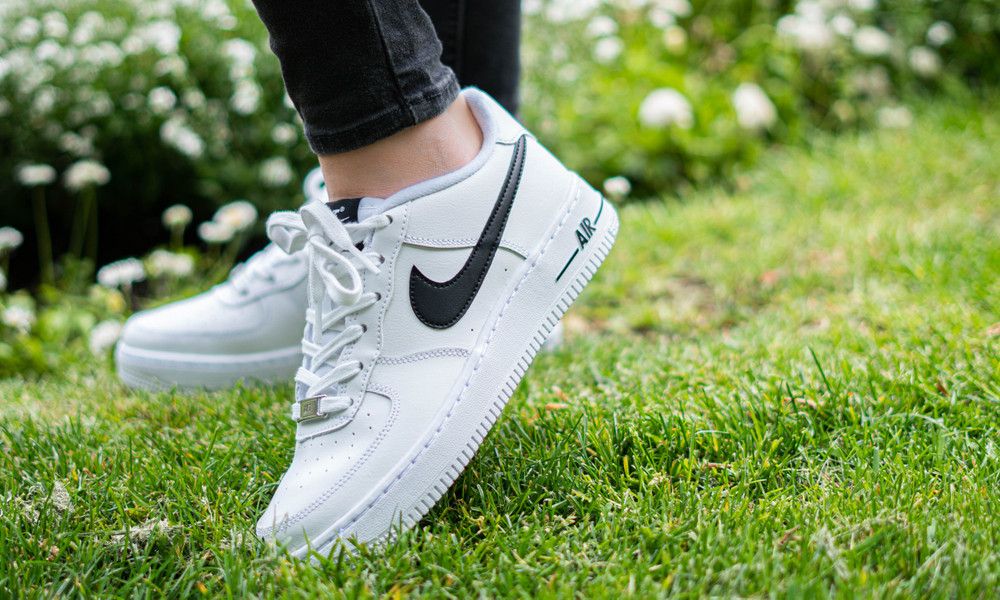 0109 - HÀNG CHÍNH HÃNG - GIÀY NIKE AIR FORCE 1 TRẮNG - SWOOSH ĐEN - *WHITE/BLACK LOGO* - 2021** - Code: CT2302-100