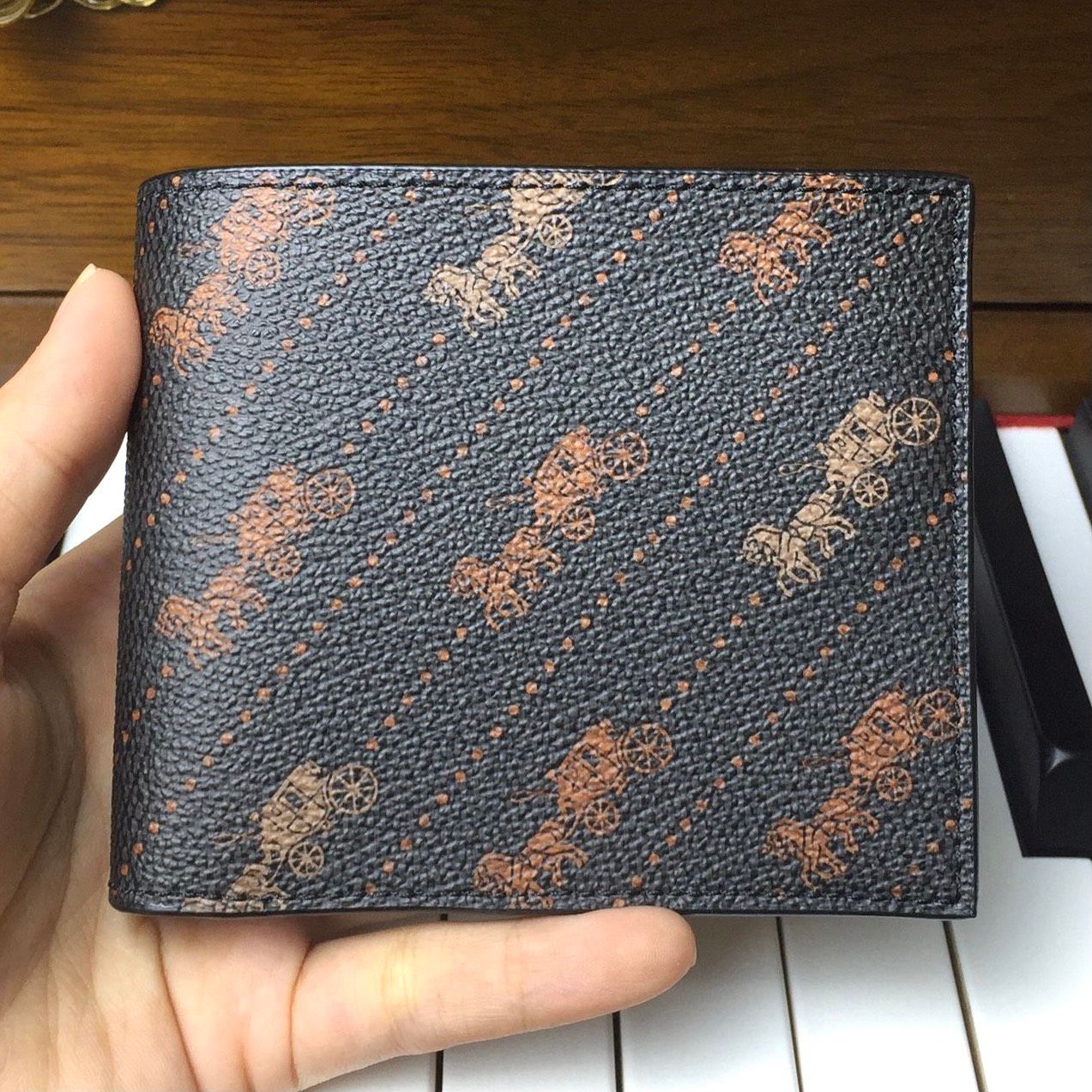 1767 - HÀNG CHÍNH HÃNG - Ví Coach Ngắn *Đen* Hoạ Tiết xe ngựa cam 850K *2024