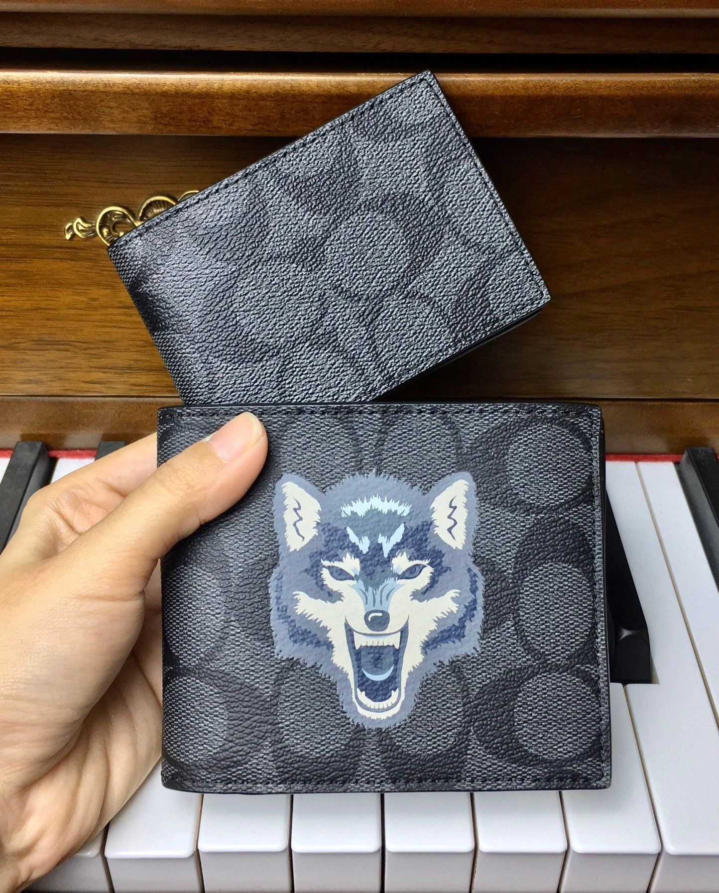 1772 - HÀNG CHÍNH HÃNG - Ví Coach Ngắn *Đen* Hoạ Tiết Sói 850K *2024