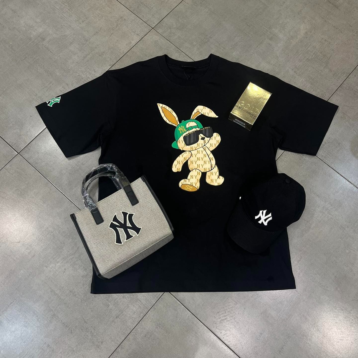 1078 - HÀNG CHÍNH HÃNG - ÁO THUN MLB - NEW YORK YANKEES THỎ - ĐEN - CODE: 3ATSQ0131-50BKS