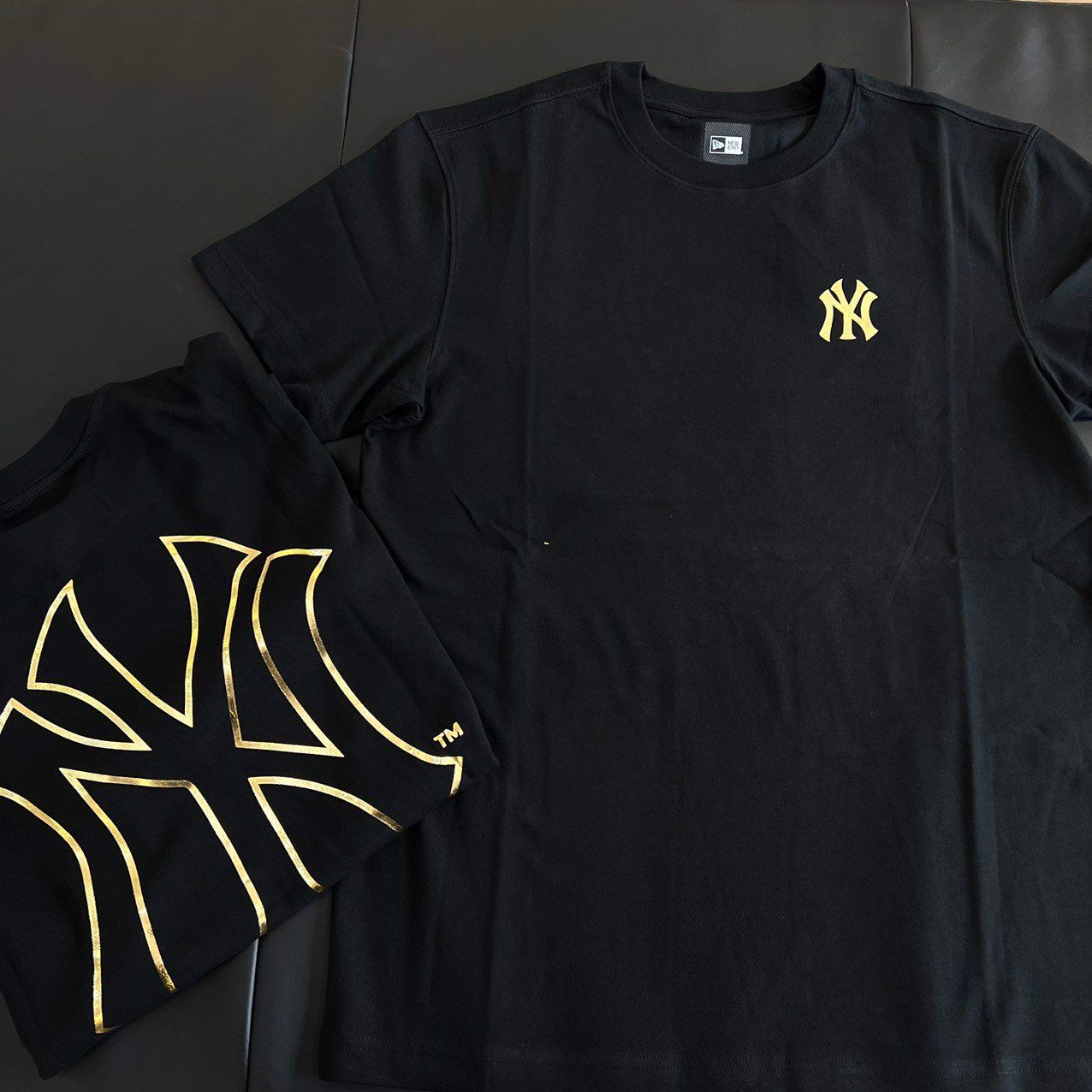 0962 - HÀNG CHÍNH HÃNG - ÁO THUN NEW ERA - NY BASIC VIỀN GOLD - ĐEN- CODE : 12360543
