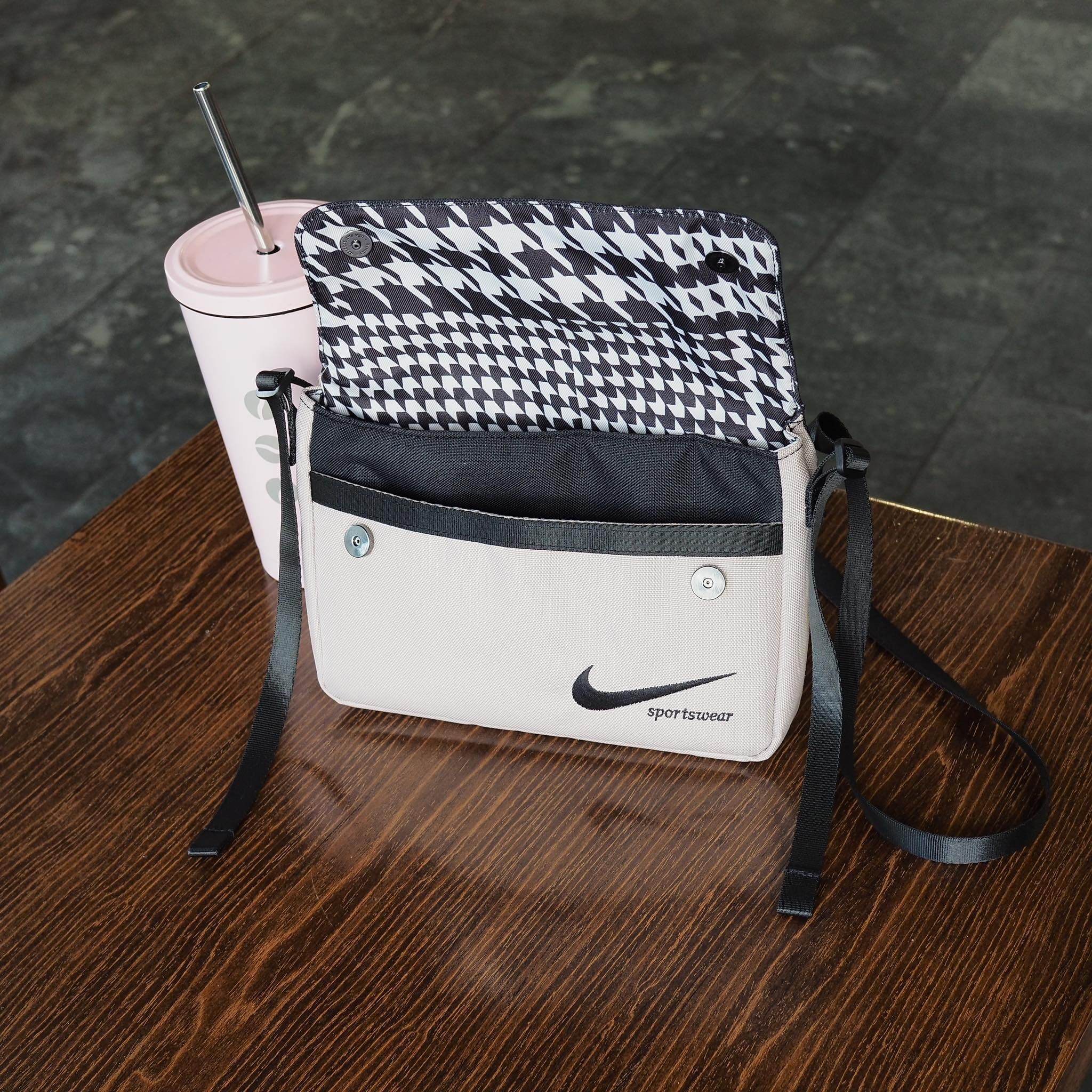 2273 - HÀNG CHÍNH HÃNG - TÚI NIKE FUTURA CROSS BODY BAG - ĐEN / TAN *CODE: FB2858-010