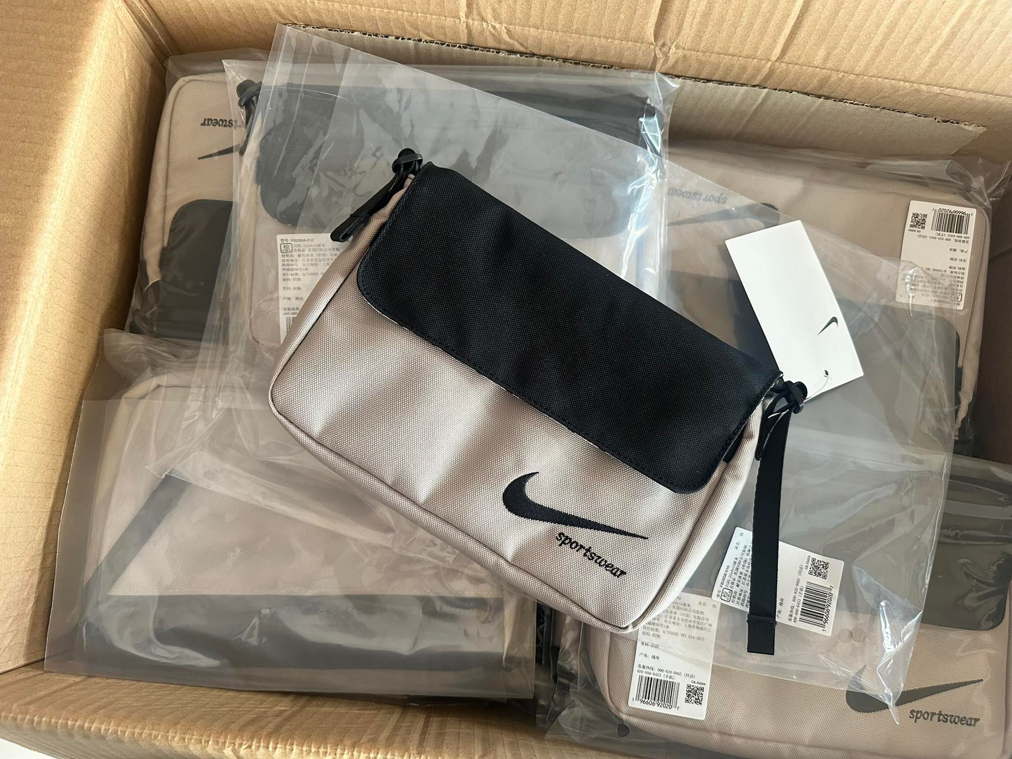 2273 - HÀNG CHÍNH HÃNG - TÚI NIKE FUTURA CROSS BODY BAG - ĐEN / TAN *CODE: FB2858-010