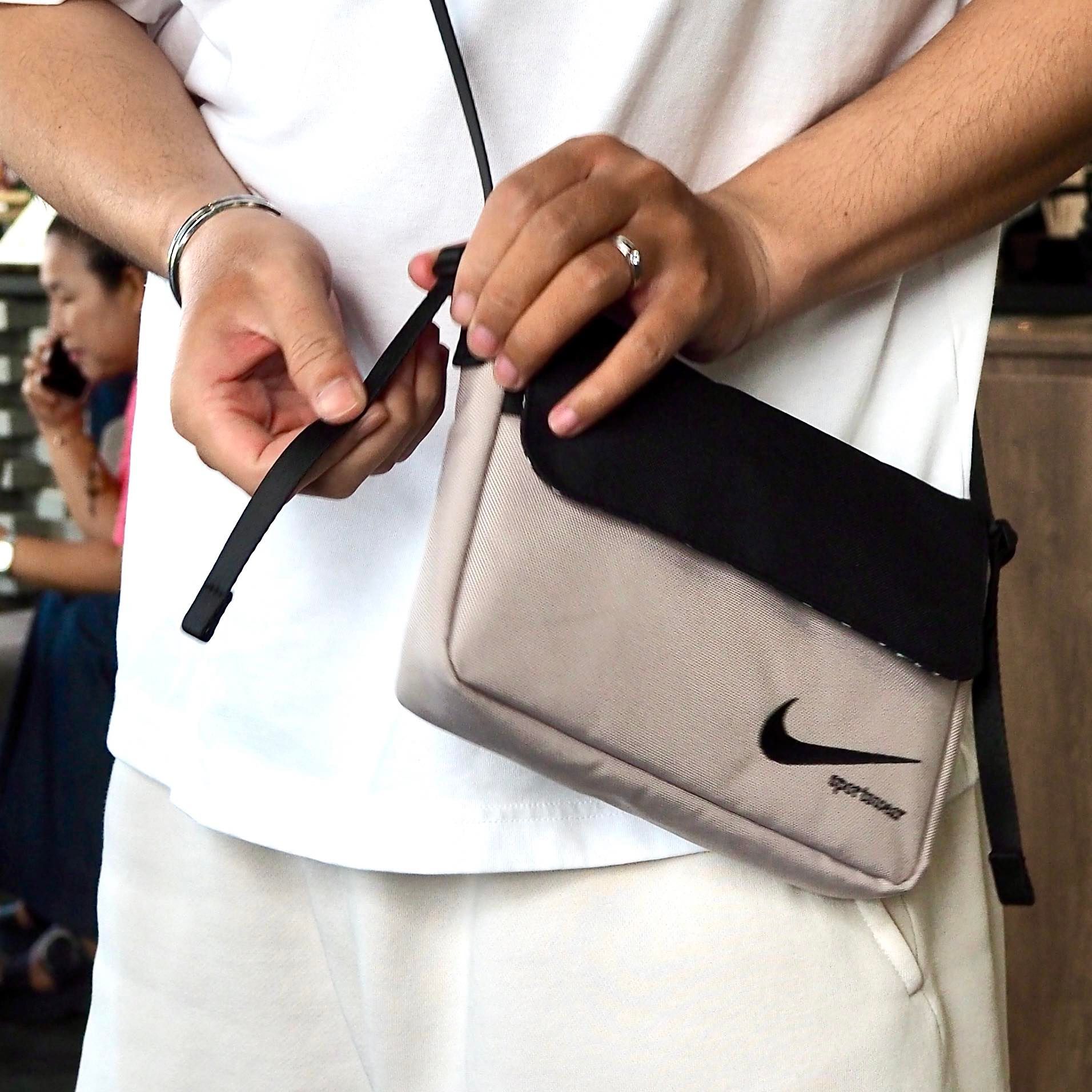 2273 - HÀNG CHÍNH HÃNG - TÚI NIKE FUTURA CROSS BODY BAG - ĐEN / TAN *CODE: FB2858-010