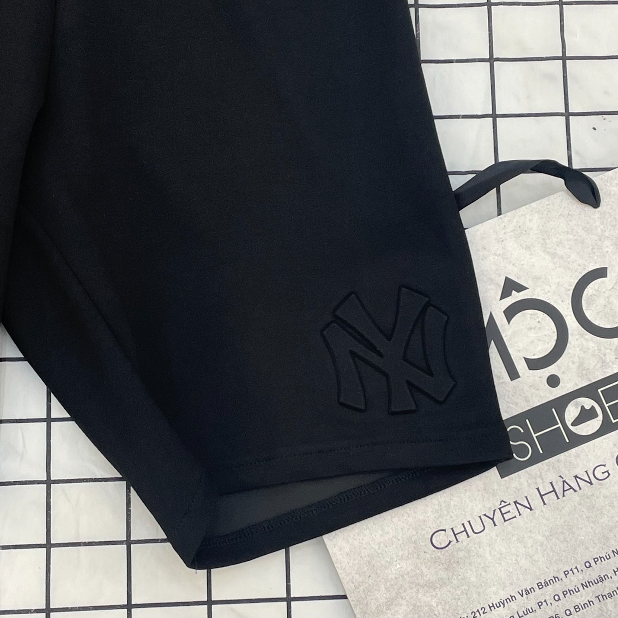 2305 - HÀNG CHÍNH HÃNG - QUẦN SHORT NEW ERA - LOGO NY NỔI - ĐEN - CODE 14187414