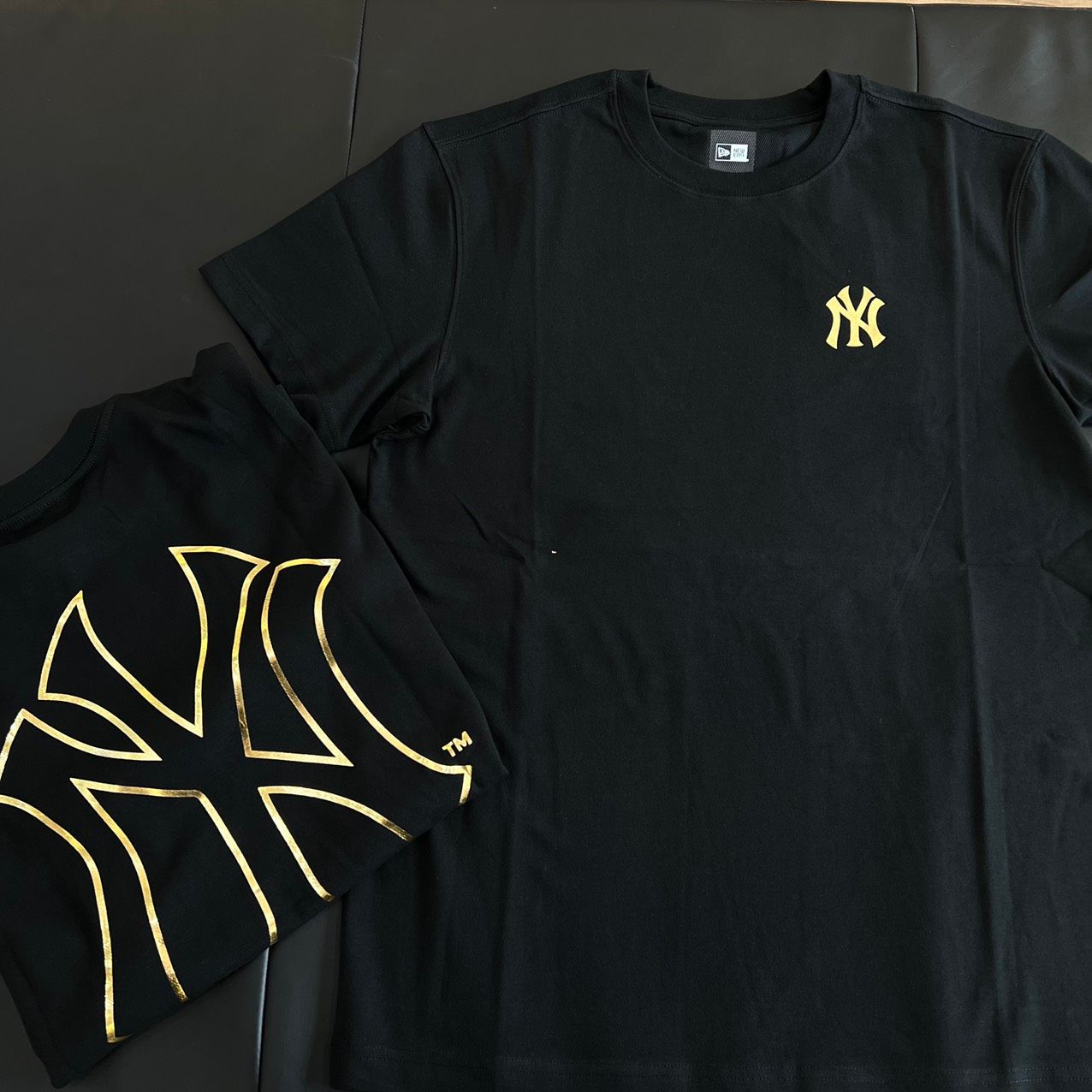 0779 - HÀNG CHÍNH HÃNG - ÁO THUN NEW ERA - NY VIỀN GOLD LOGO BASIC ĐEN - *BLACK* - Code: 12360543