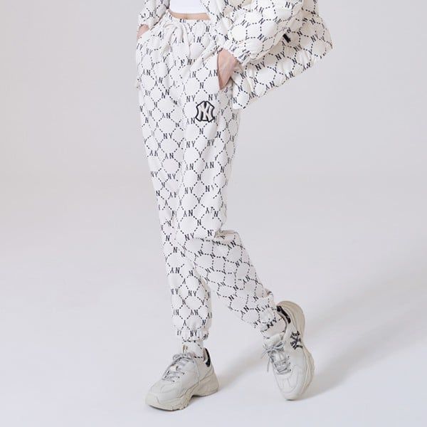 0455 - HÀNG CHÍNH HÃNG - Quần Training Pant MLB Monogram New York Yankees --- Màu CREAM --- *Authentic*