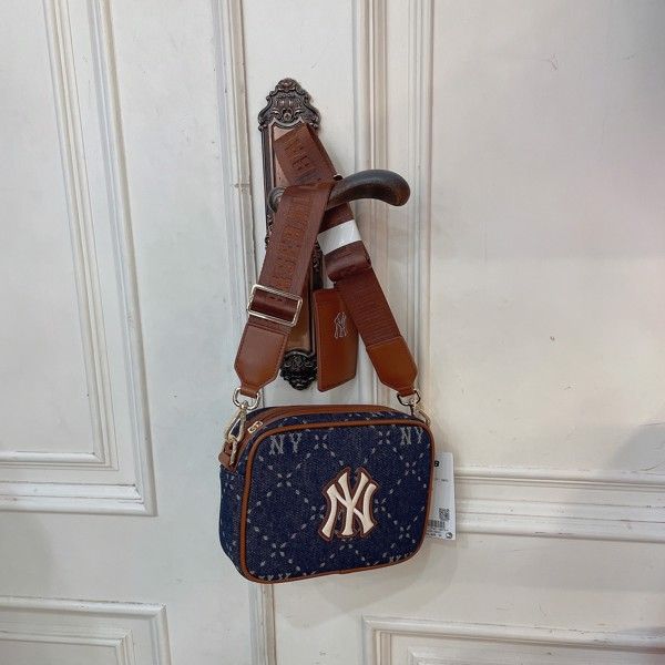 1286 - HÀNG CHÍNH HÃNG - TÚI ĐEO CHÉO ĐỰNG THẺ MLB DIAMOND MONOGRAM JQD NEW YORK YANKEES - XANH DENIM VIỀN NÂU - CODE : 7ACRMD83N - 50NYS
