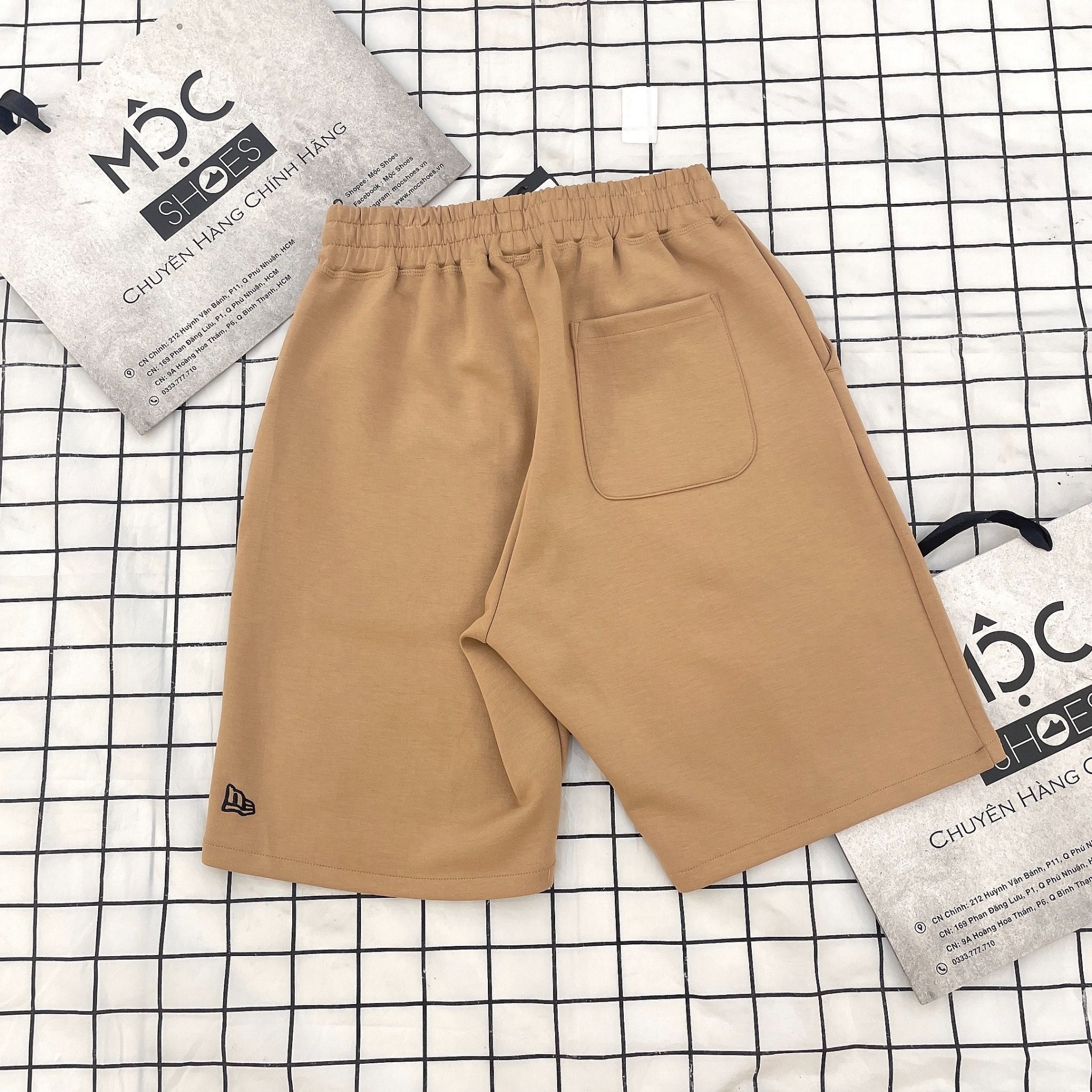 2306 - HÀNG CHÍNH HÃNG - QUẦN SHORT NEW ERA - LOGO SD NỔI - KHAHI - NÂU - CODE 14187413