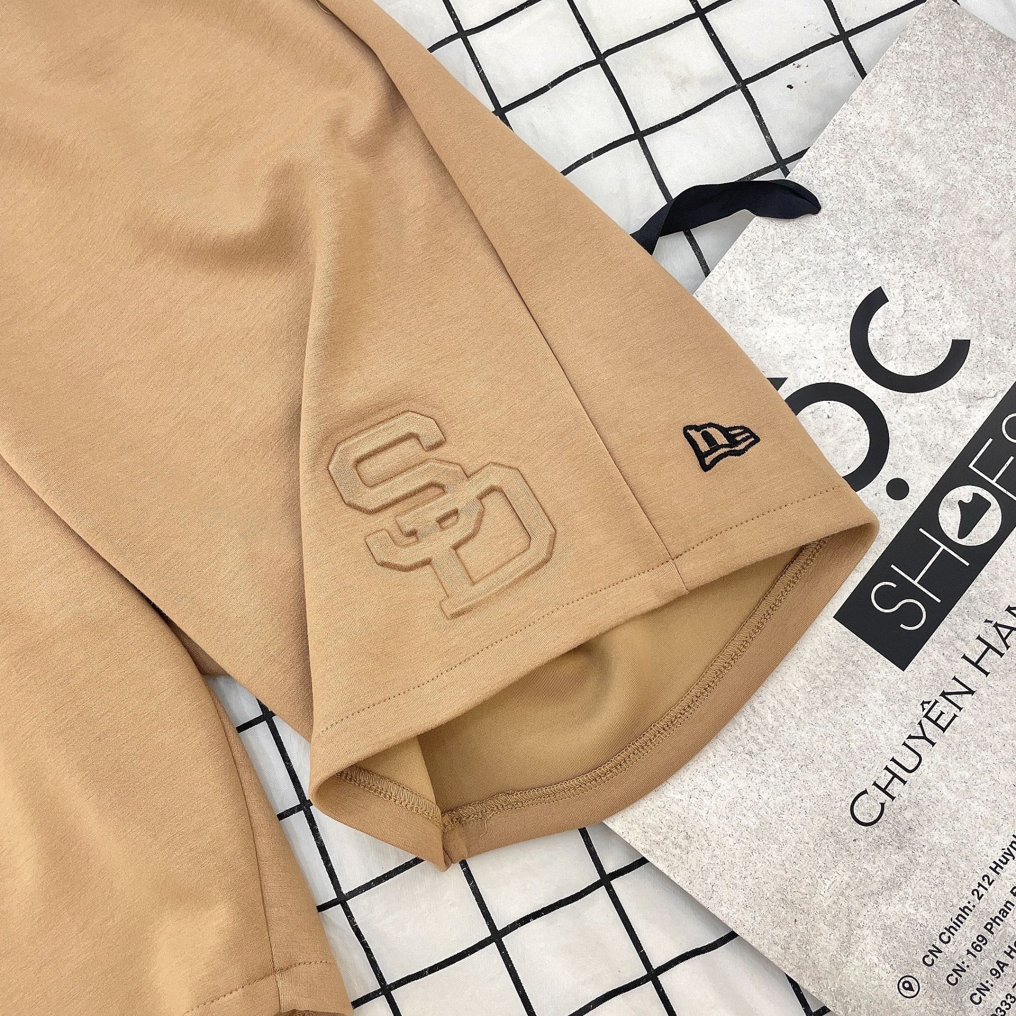2306 - HÀNG CHÍNH HÃNG - QUẦN SHORT NEW ERA - LOGO SD NỔI - KHAHI - NÂU - CODE 14187413