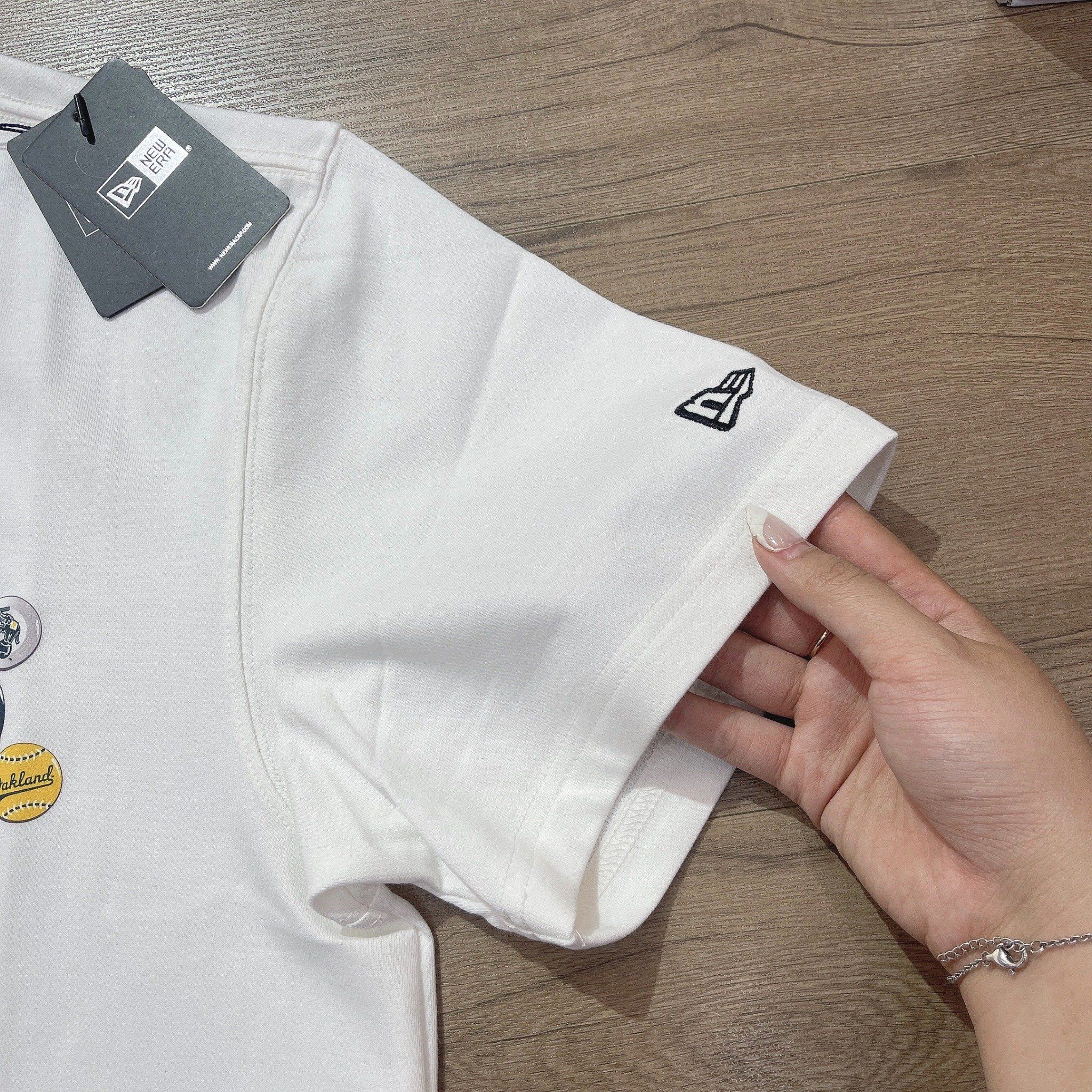 0647 - HÀNG CHÍNH HÃNG - ÁO THUN NEW ERA - NHIỀU LOGO A'S TRẮNG - *WHITE* - Code: 13338660