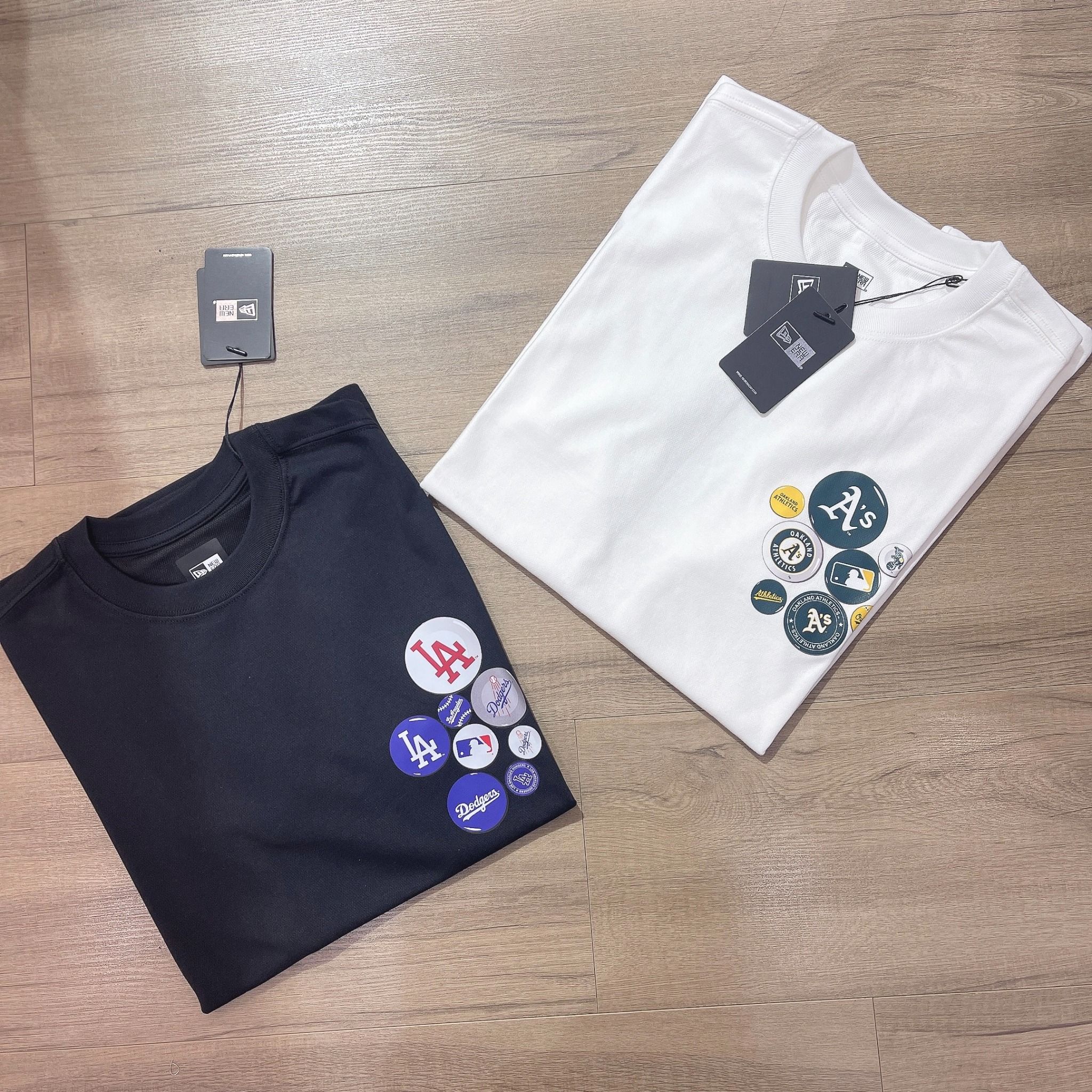 0647 - HÀNG CHÍNH HÃNG - ÁO THUN NEW ERA - NHIỀU LOGO A'S TRẮNG - *WHITE* - Code: 13338660