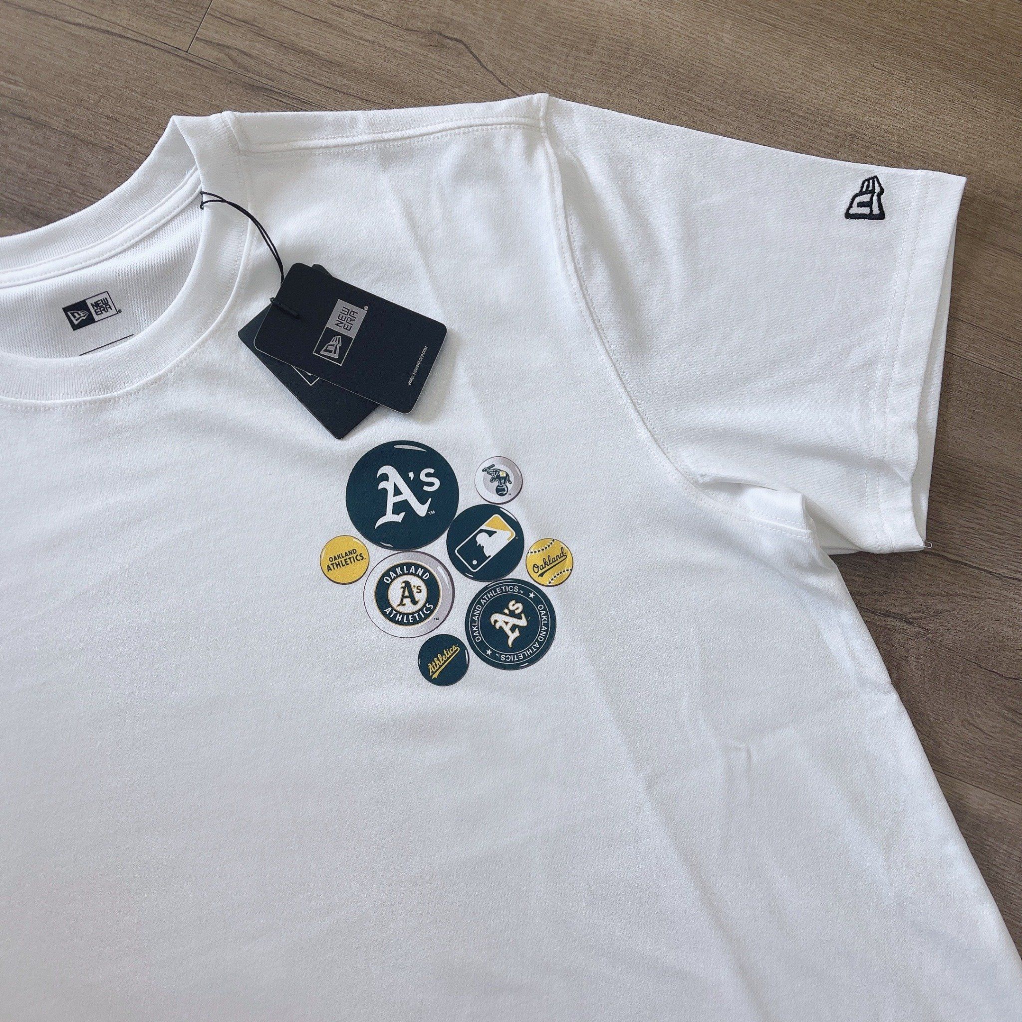 0647 - HÀNG CHÍNH HÃNG - ÁO THUN NEW ERA - NHIỀU LOGO A'S TRẮNG - *WHITE* - Code: 13338660