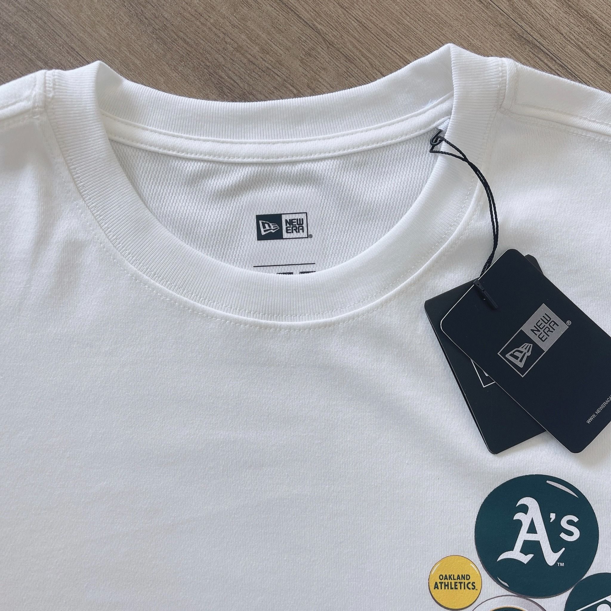0647 - HÀNG CHÍNH HÃNG - ÁO THUN NEW ERA - NHIỀU LOGO A'S TRẮNG - *WHITE* - Code: 13338660
