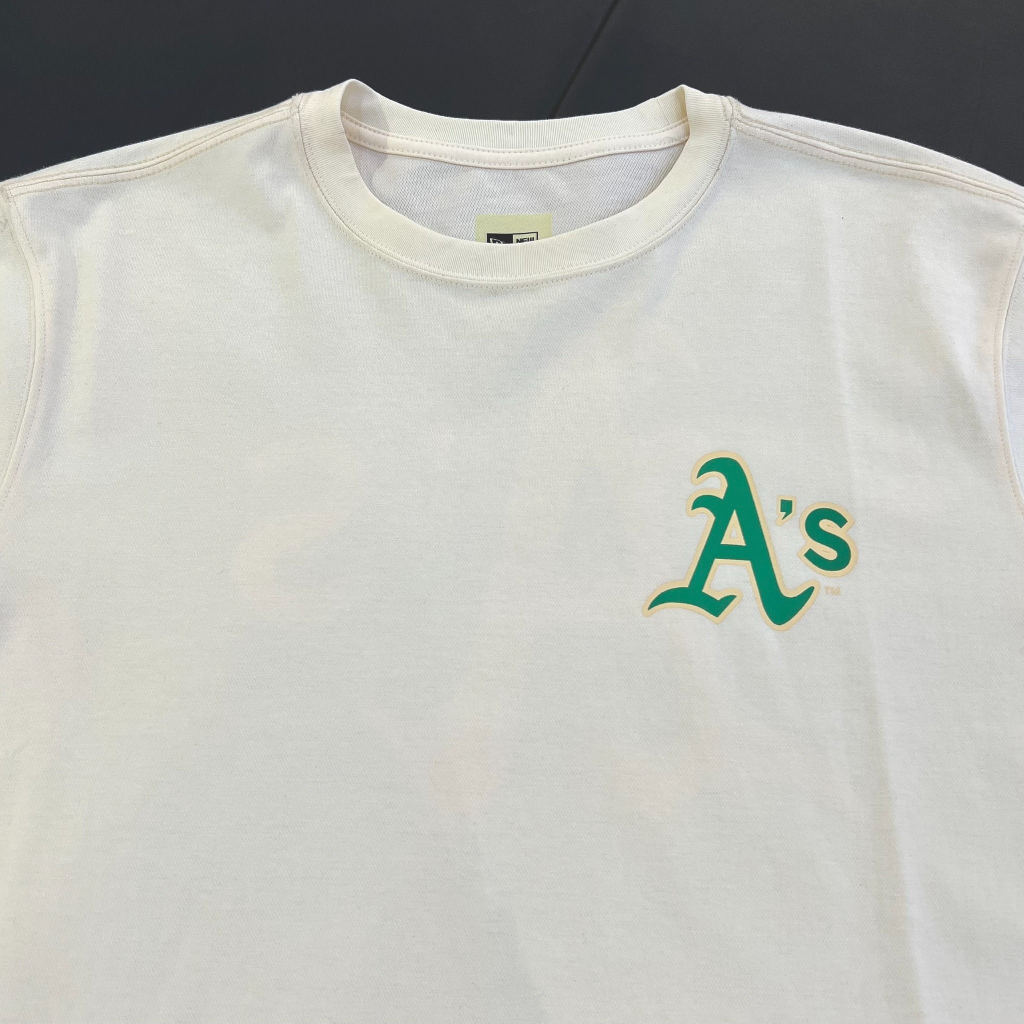 0642 - HÀNG CHÍNH HÃNG - ÁO THUN NEW ERA - LOGO A'S GREEN KEM - *BEIGE* - Code: 13086596