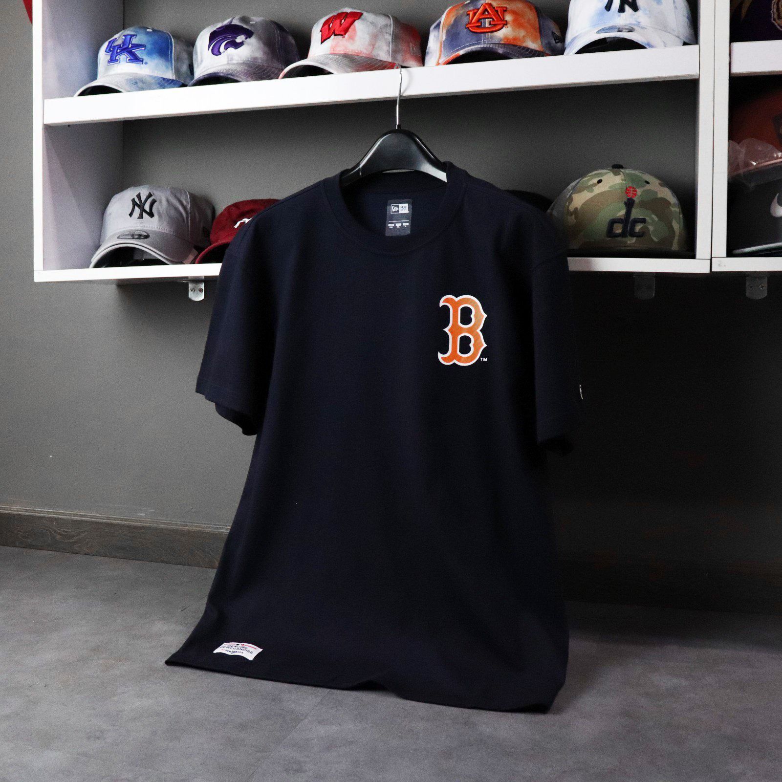 0724 - HÀNG CHÍNH HÃNG - ÁO THUN NEW ERA - LOGO CHỮ B CAM XANH ĐẬM - *NAVY* - Code: 12715361