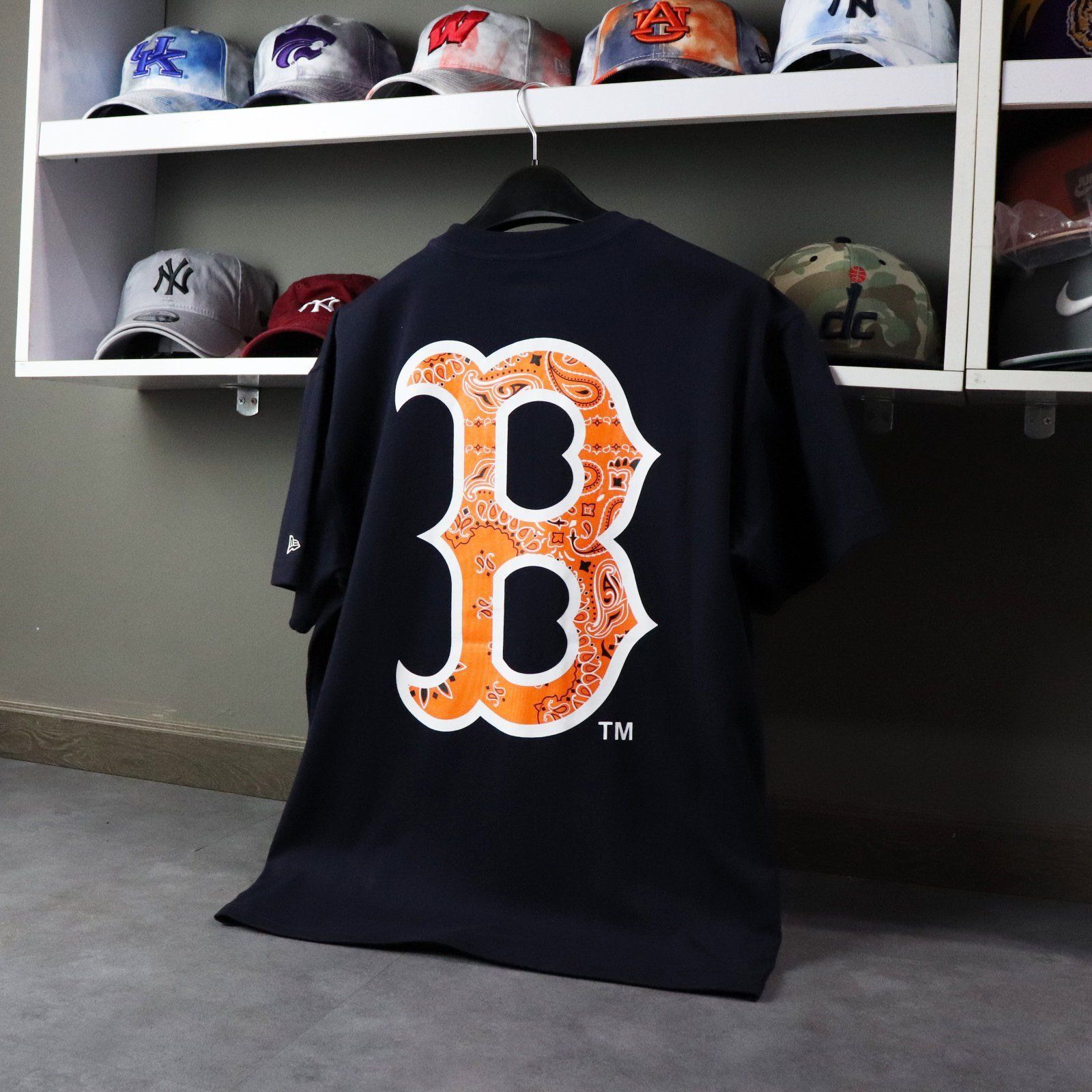 0724 - HÀNG CHÍNH HÃNG - ÁO THUN NEW ERA - LOGO CHỮ B CAM XANH ĐẬM - *NAVY* - Code: 12715361