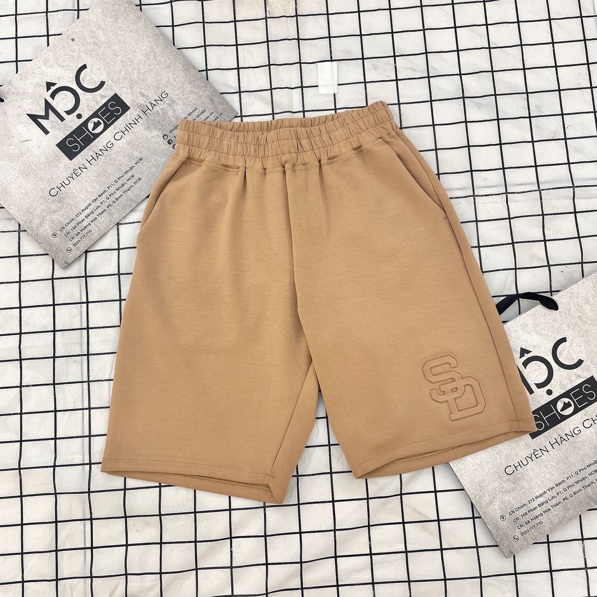 2306 - HÀNG CHÍNH HÃNG - QUẦN SHORT NEW ERA - LOGO SD NỔI - KHAHI - NÂU - CODE 14187413