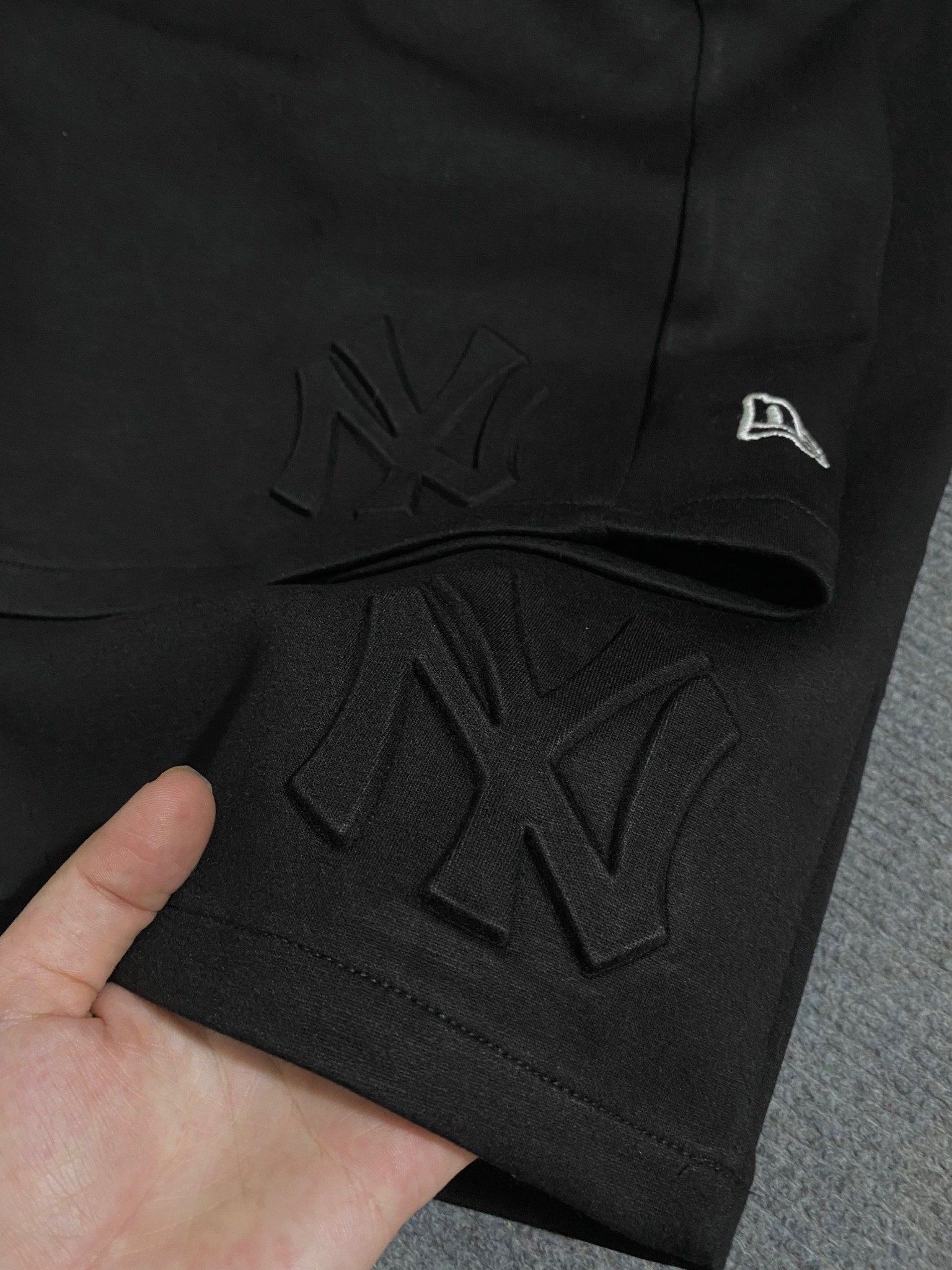 2305 - HÀNG CHÍNH HÃNG - QUẦN SHORT NEW ERA - LOGO NY NỔI - ĐEN - CODE 14187414