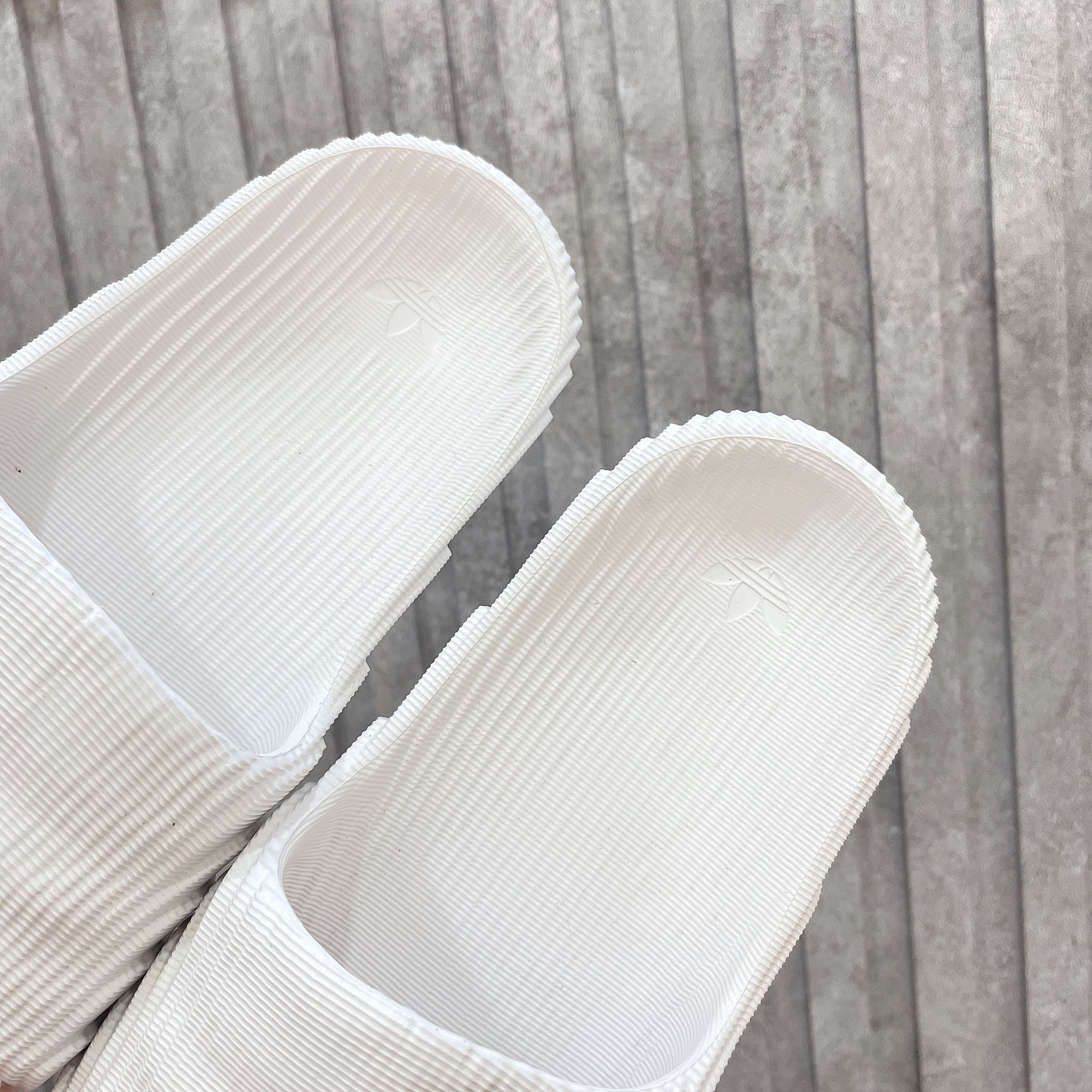 1104 - HÀNG CHÍNH HÃNG - DÉP ADIDAS 22 - BẬC THANG * MÀU TRẮNG * Code: HQ4672