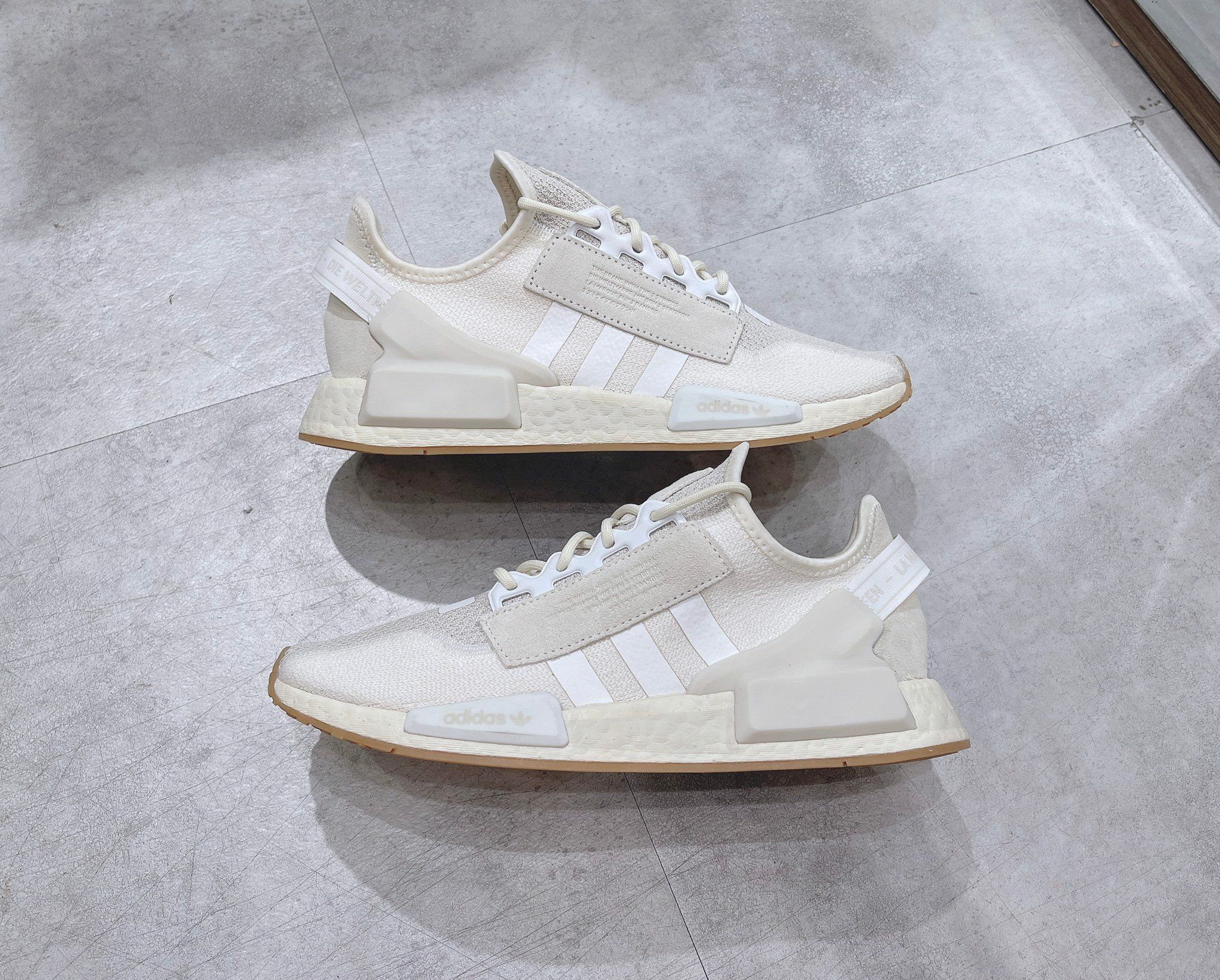 0116 - HÀNG CHÍNH HÃNG - GIÀY ADIDAS NMD R1 V2 - *SA MẠC* - 2021** - Code: H01252