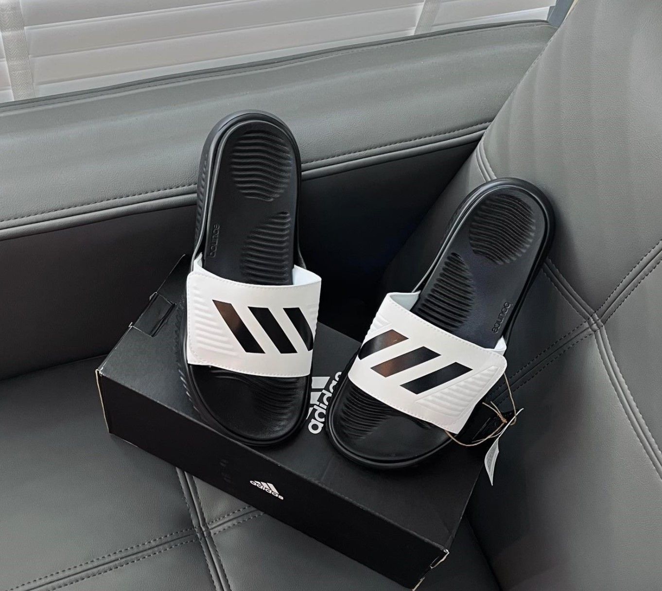 1739 - HÀNG CHÍNH HÃNG - DÉP ADIDAS ALPHABOUCE SLIDE - Đen Full / Quai trắng - *BLACK/Quai WHITE* - 2024** - Code:FZ0388