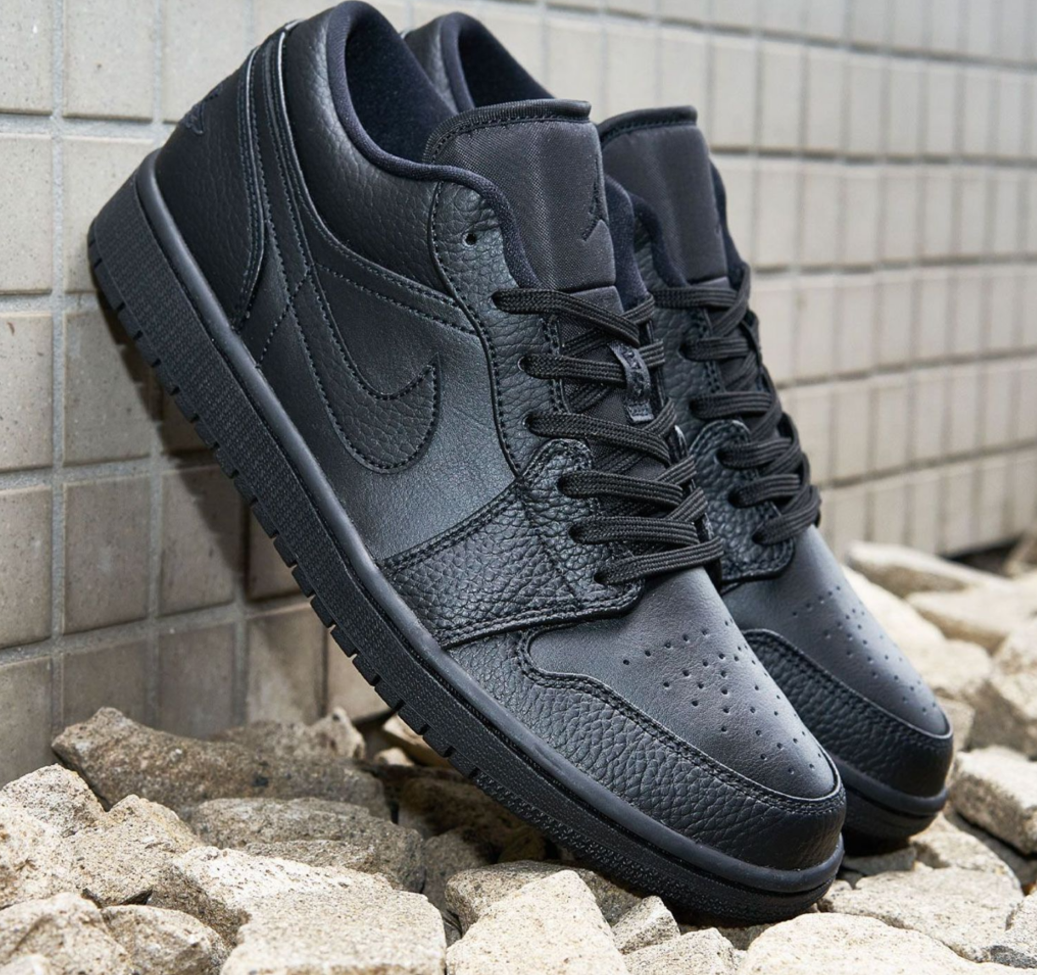 0339 - HÀNG CHÍNH HÃNG - GIÀY AIR JORDAN 1 LOW - TRIPLE *BLACK* - 2023** - Code: 553558-091