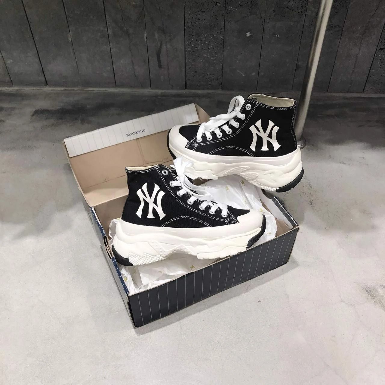 0899 - HÀNG CHÍNH HÃNG - GIÀY MLB CHUNKY HIGH - CỔ CAO (MÀU ĐEN) - *BLACK/WHITE* - CODE: 32SHU1111-50L