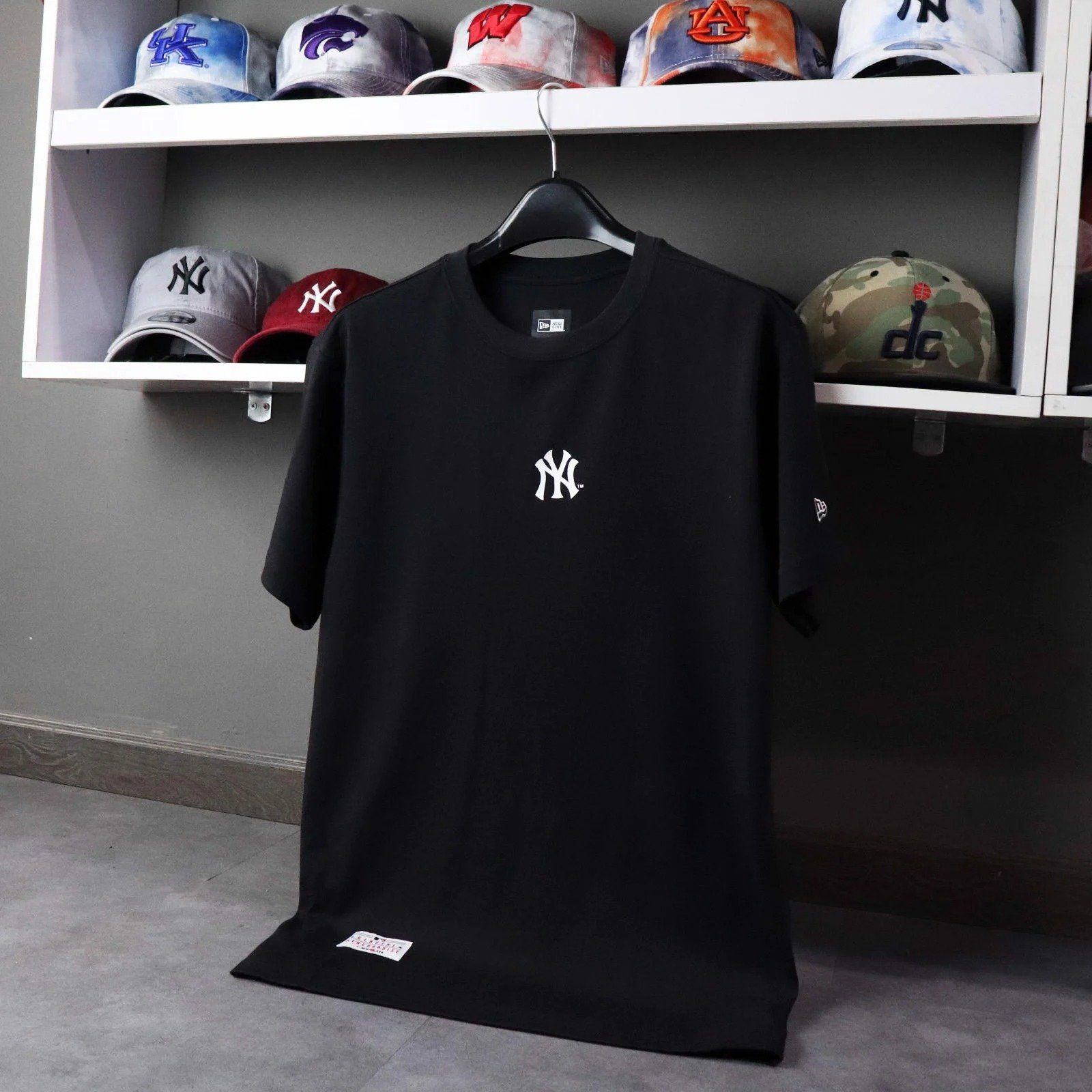 0965 - HÀNG CHÍNH HÃNG - ÁO THUN NEW ERA - New York Chạy Ngang- ĐEN- CODE : 12354543